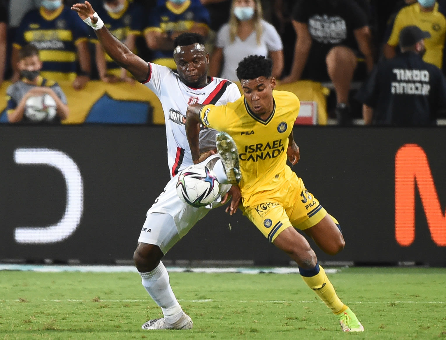 שחקן מכבי תל אביב אדוארדו גררו מול שחקן הפועל ירושלים קלייטוס נומביל