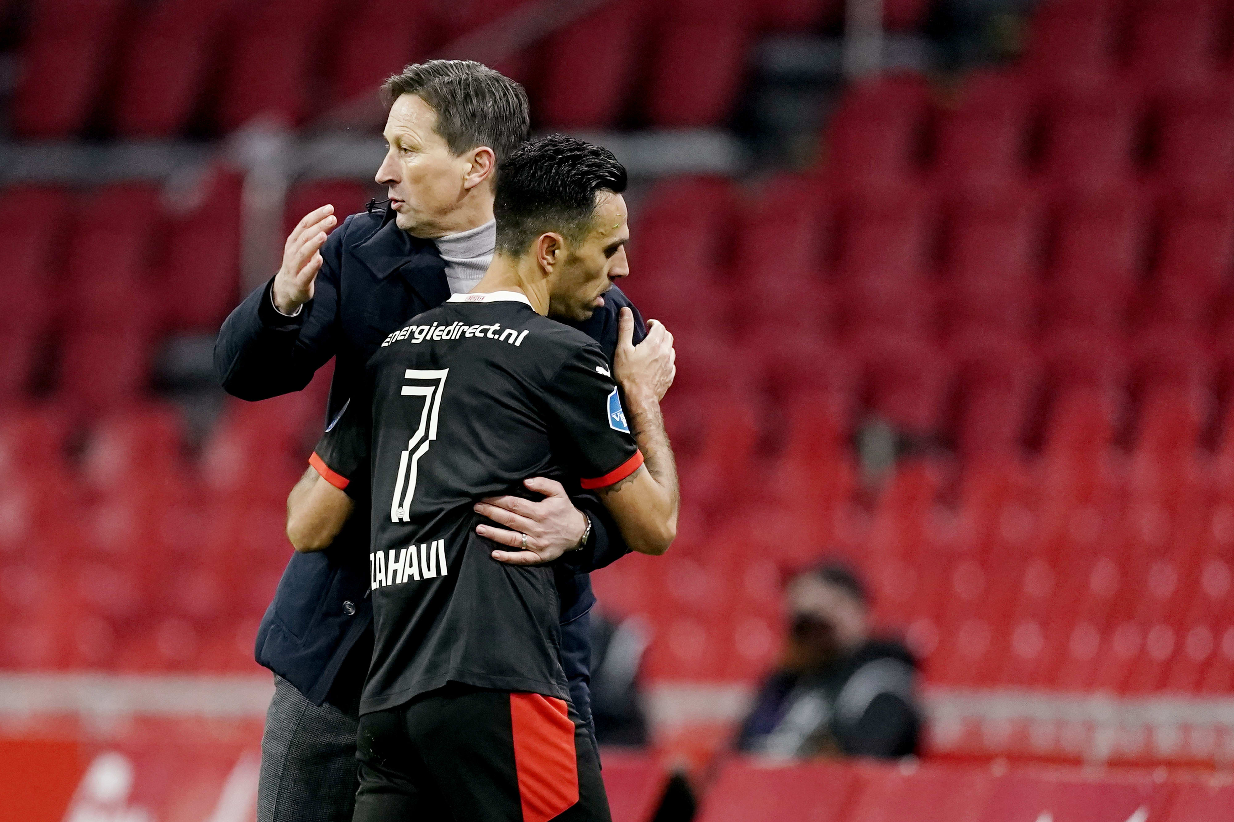 ערן זהבי שחקן פ.ס.וו איינדהובן עם רוגר שמידט