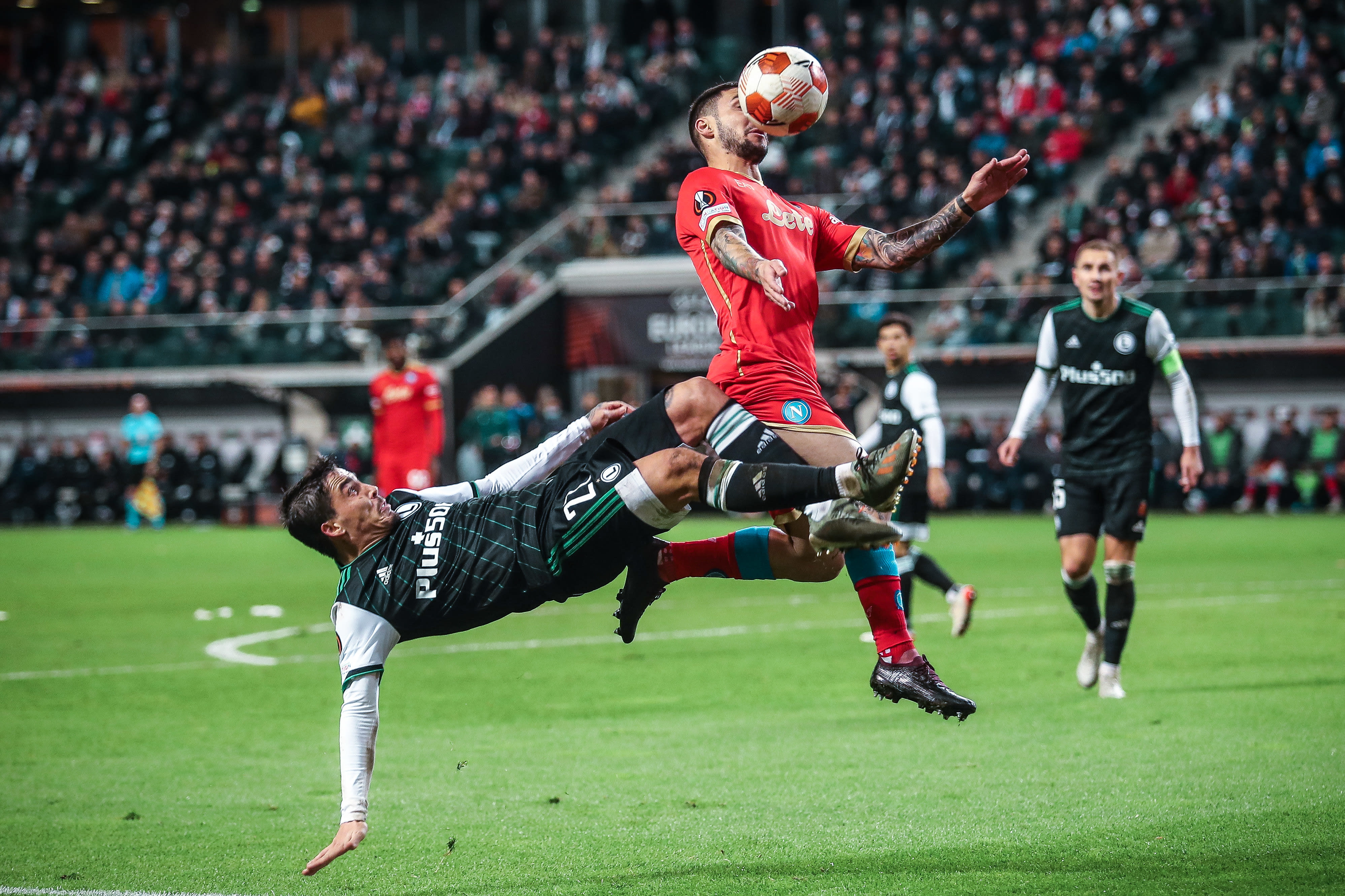 שחקן לגיה ורשה ז'וזואה מכשיל את שחקן נאפולי מתאו פוליטאנו