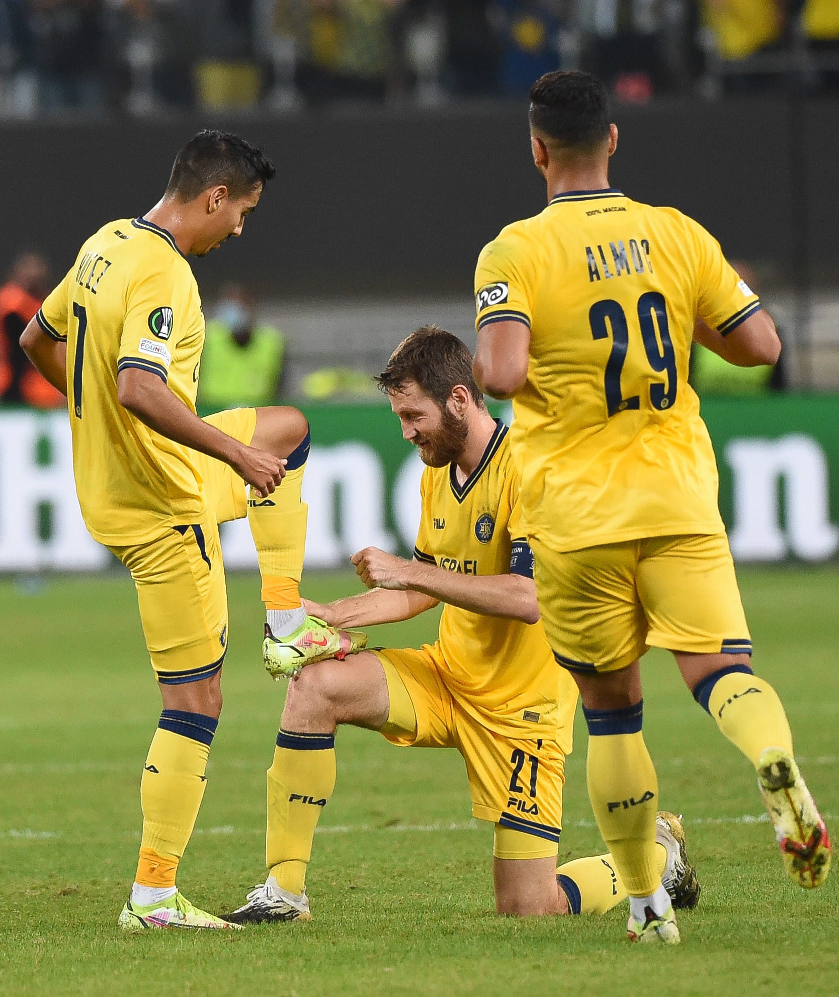 מתן חוזז שחקן מכבי תל אביב עם שרן ייני