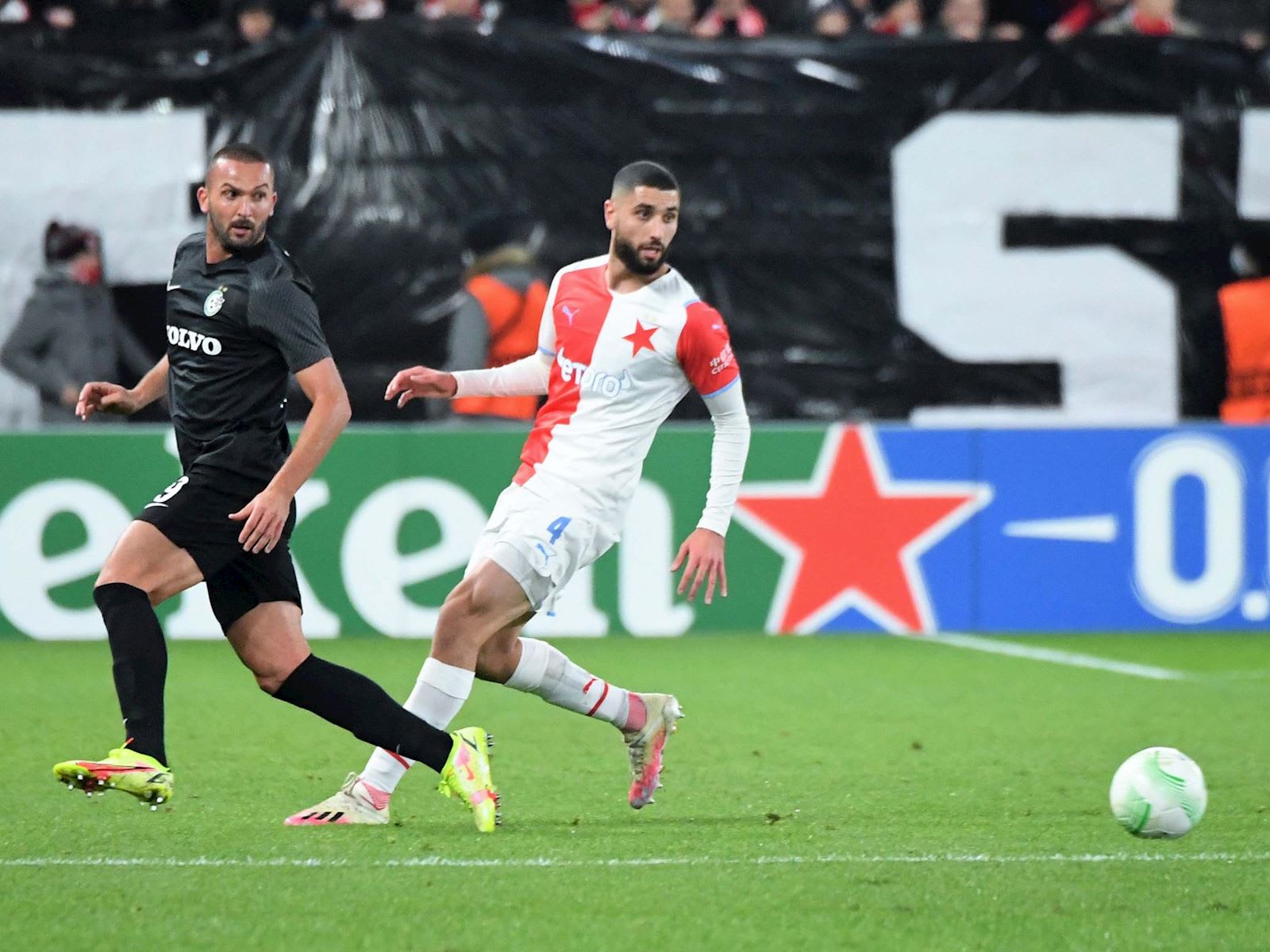 בן שהר שחקן מכבי חיפה מול אייהאם אוסו שחקן סלביה פראג