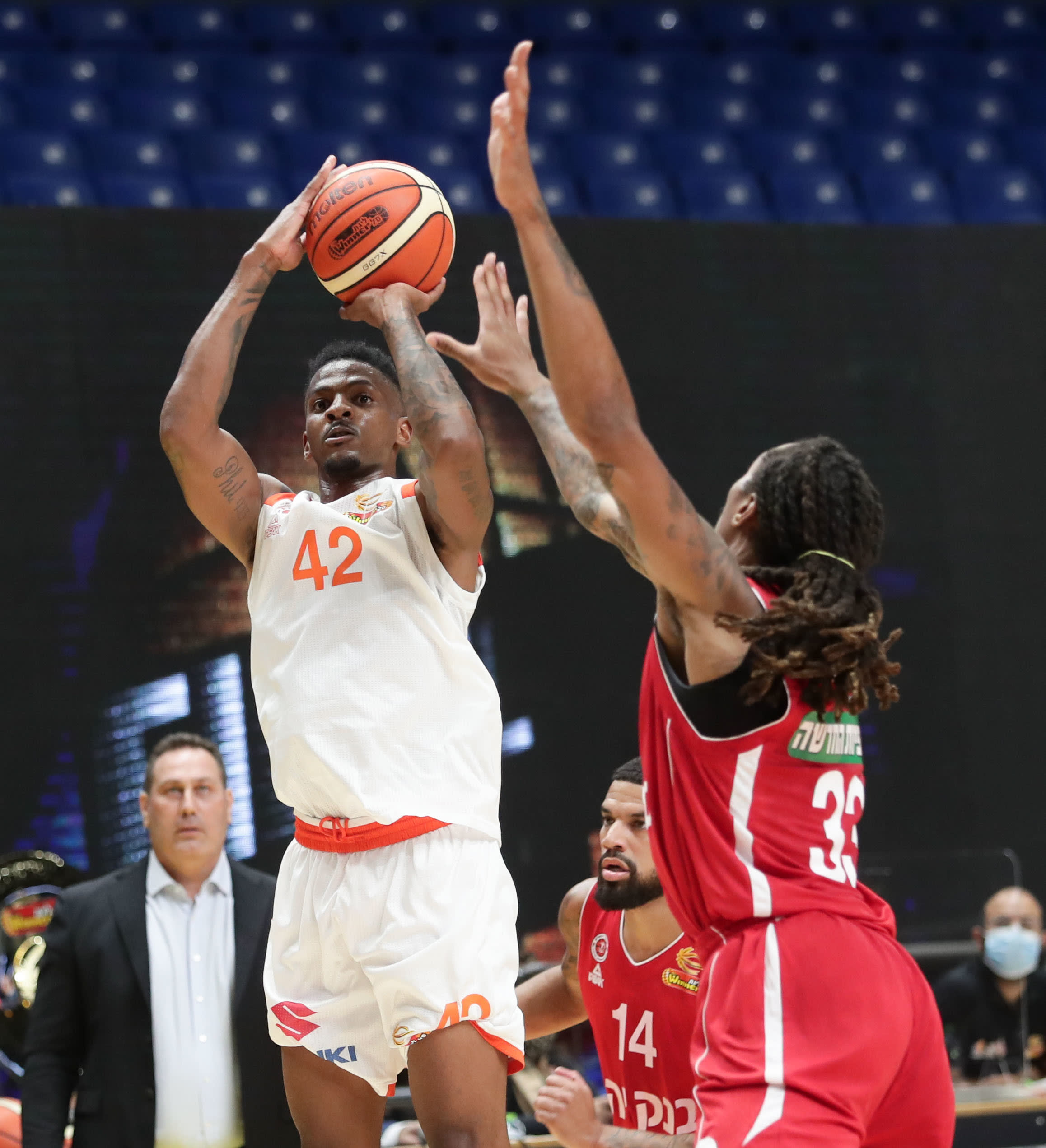 שחקן מכבי ראשון לציון אלכס המילטון מול שחקן הפועל ירושלים עמנואל טרי