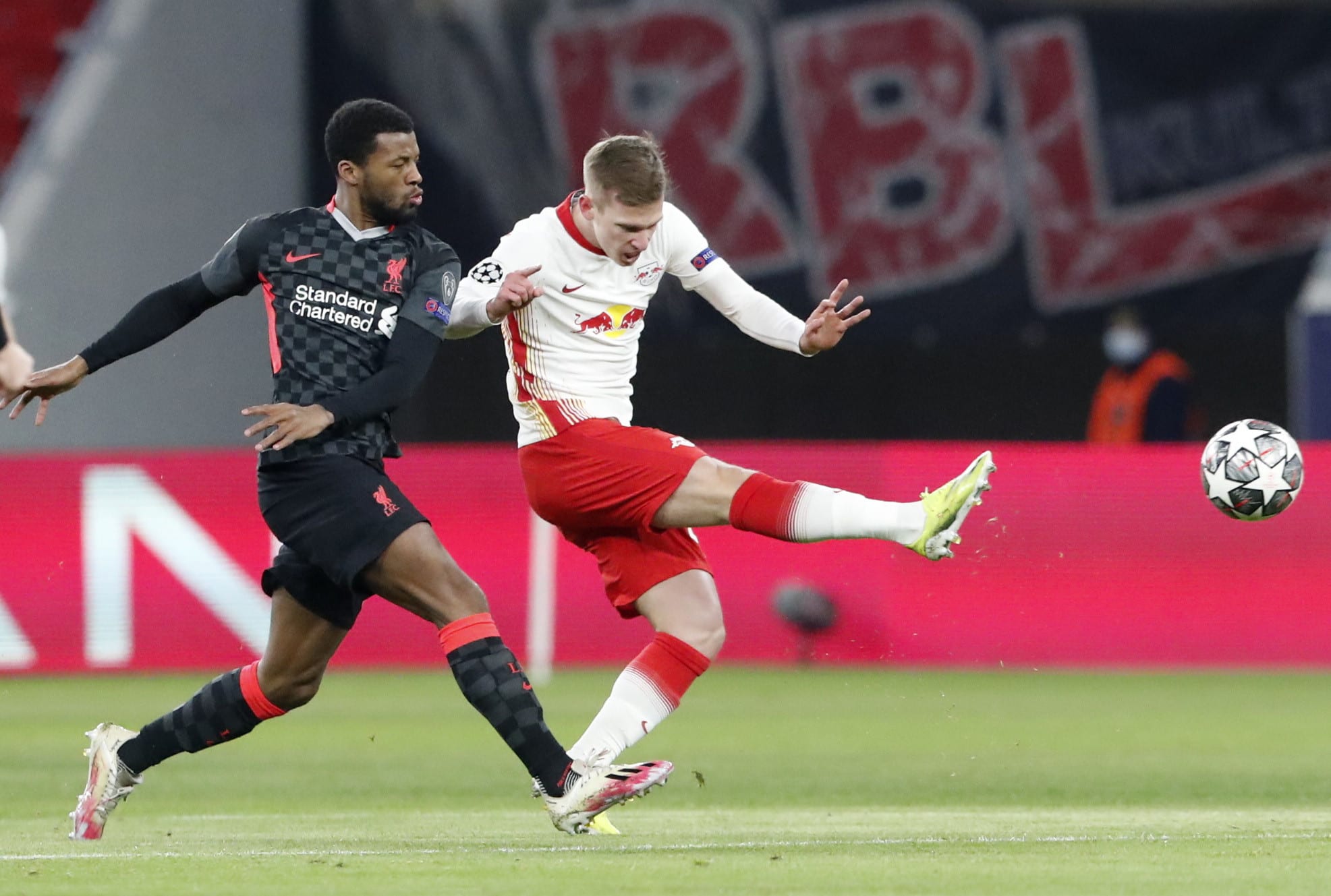 דני אולמו שחקן ר.ב. לייפציג מול ג'ורג'יניו ויינאלדום שחקן ליברפול