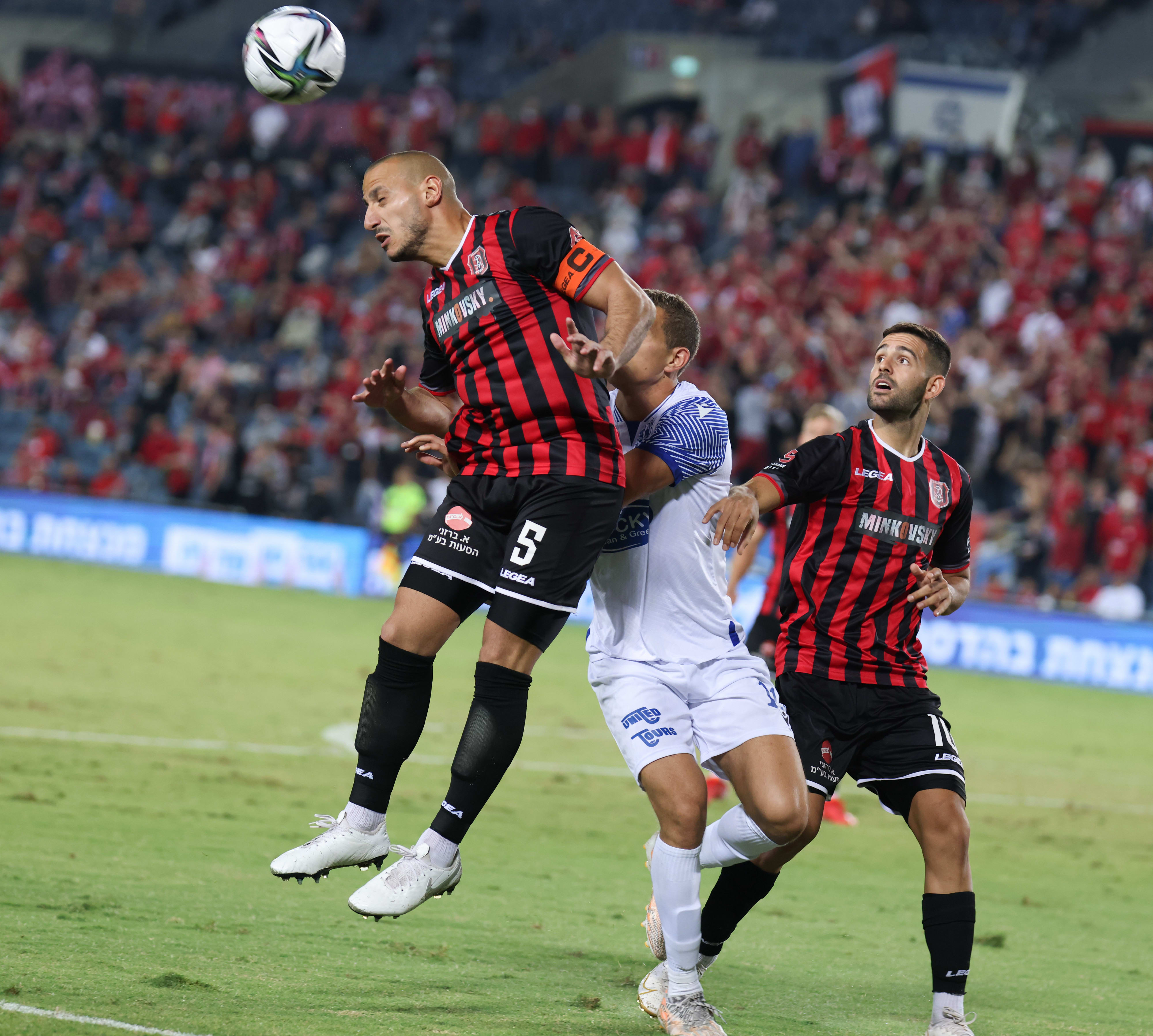 שחקן הפועל ירושלים גיא מאיו עם גיא חדידה