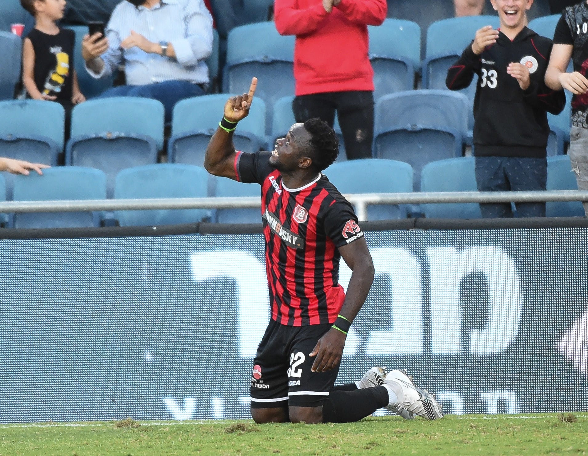 וויליאם אגאדה שחקן הפועל ירושלים חוגג שער