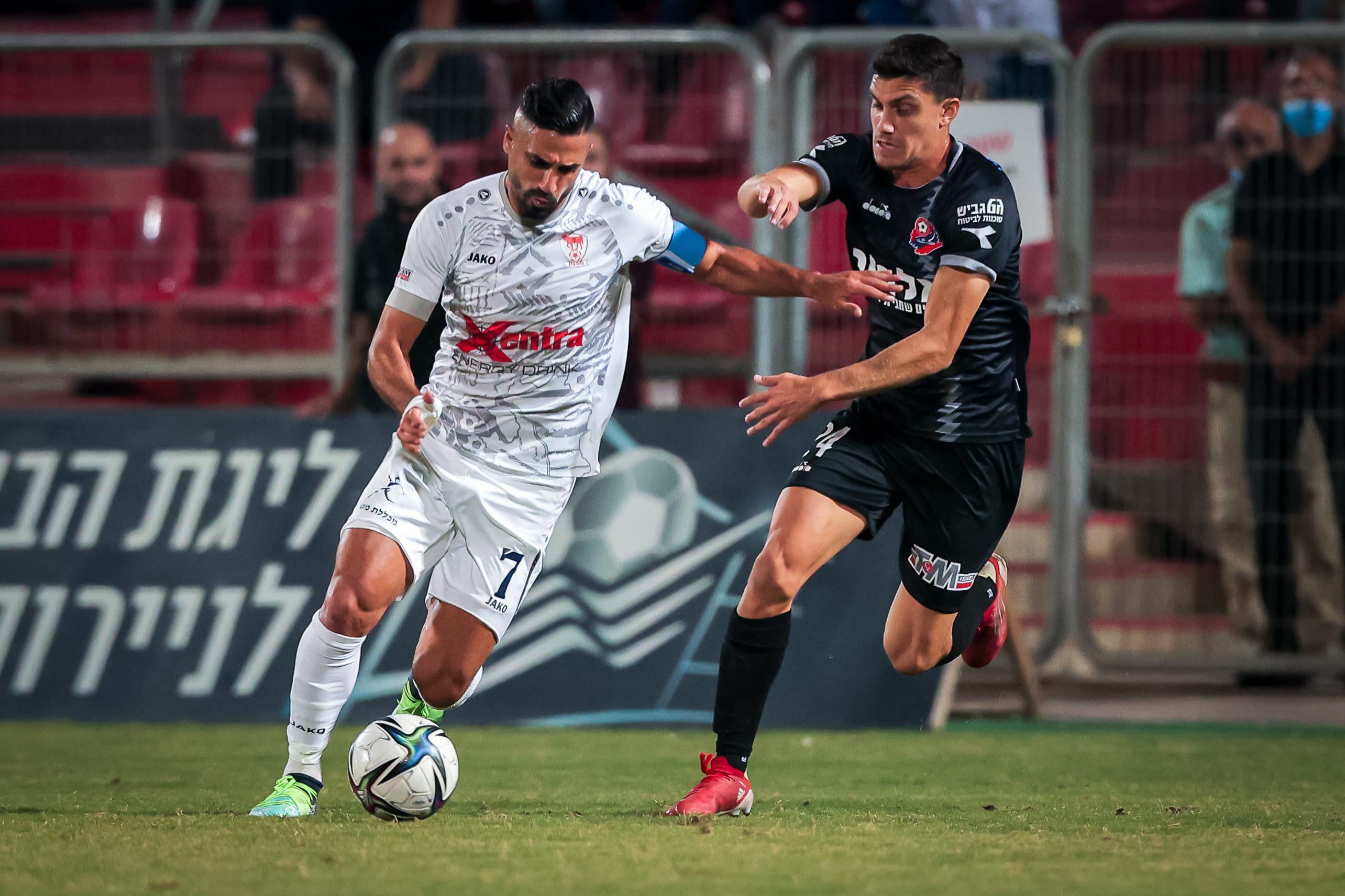 בירם כיאל שחקן בני סכנין מול לירן סרדל שחקן הפועל חיפה