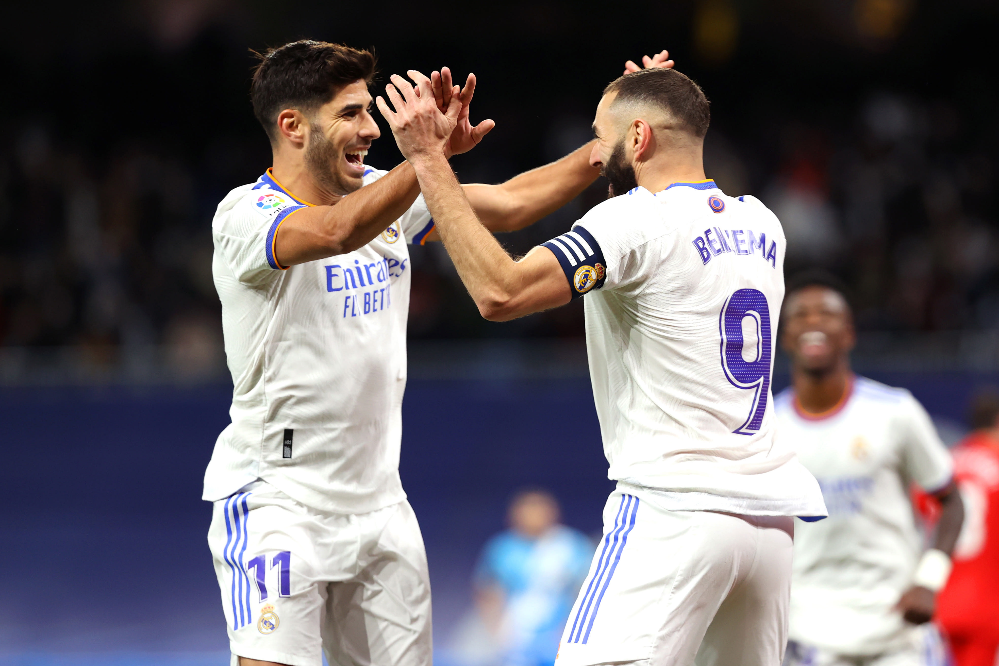 מרקו אסנסיו חוגג עם קארים בנזמה, שחקני ריאל מדריד