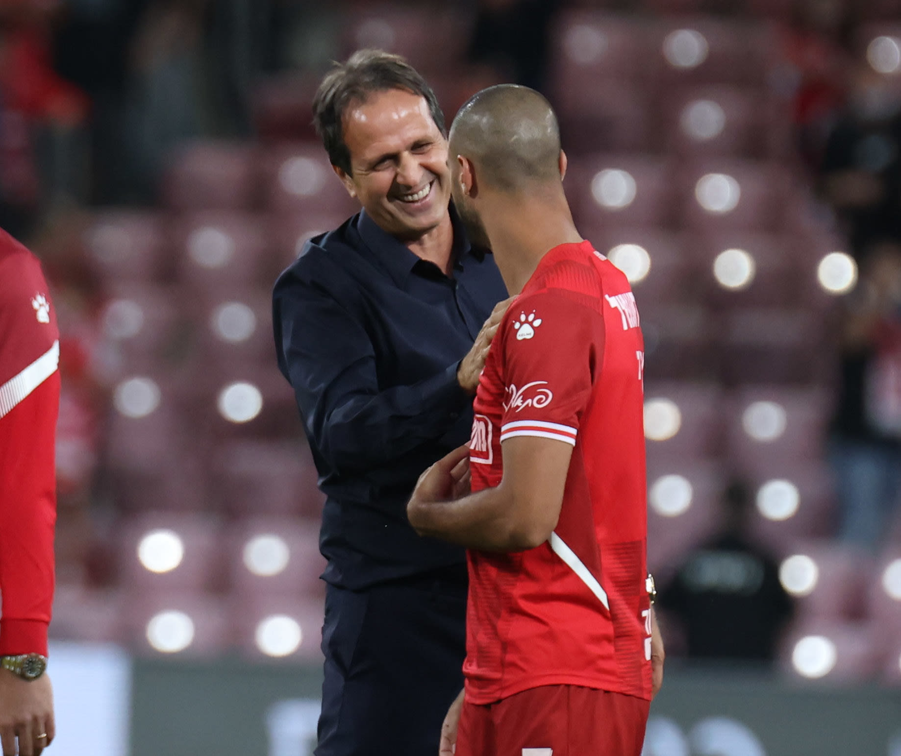 רוני לוי מאמן הפועל באר שבע עם רמזי ספורי