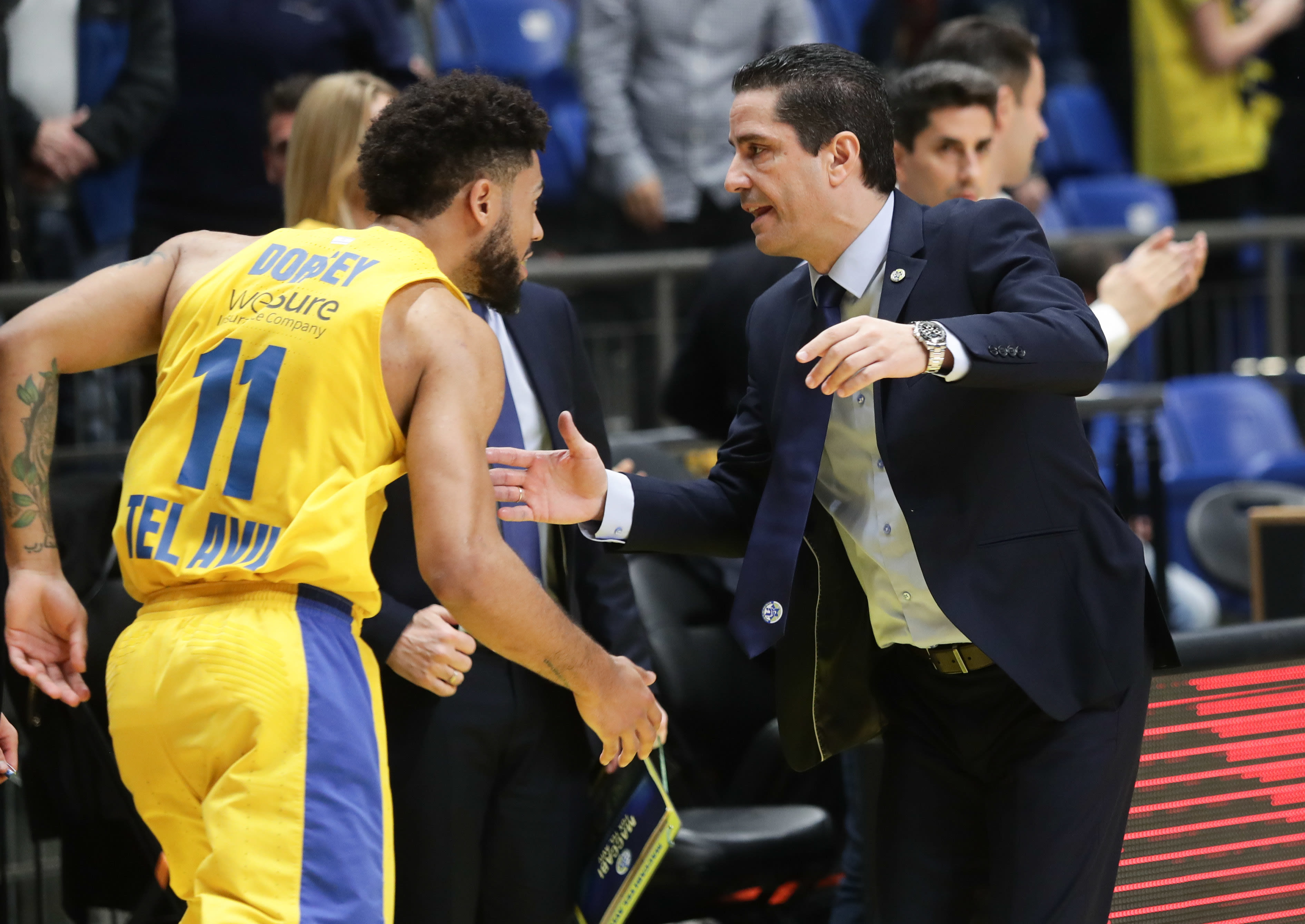 יאניס ספרופולוס מכבי תל אביב עם טיילר דורסי