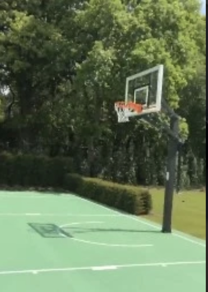 יש לו גם מגרש כדורסל