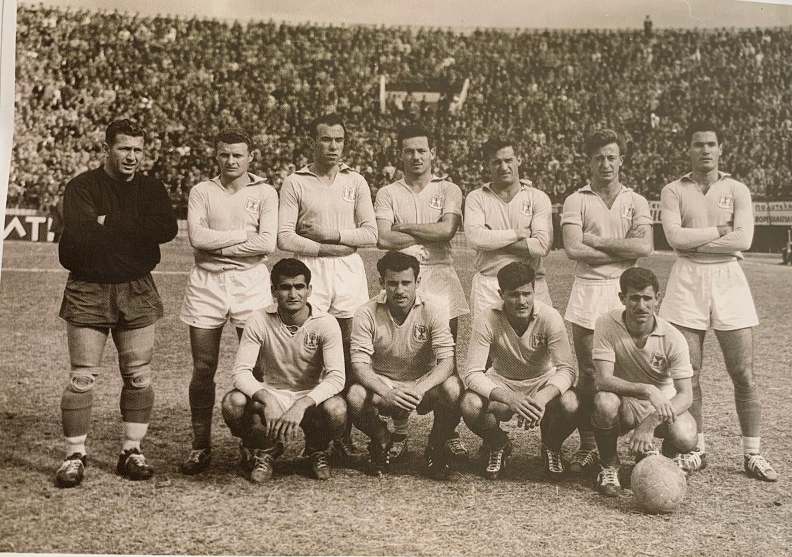 נבחרת ישראל 1960. אמציה לבקוביץ' עומד ראשון מימין