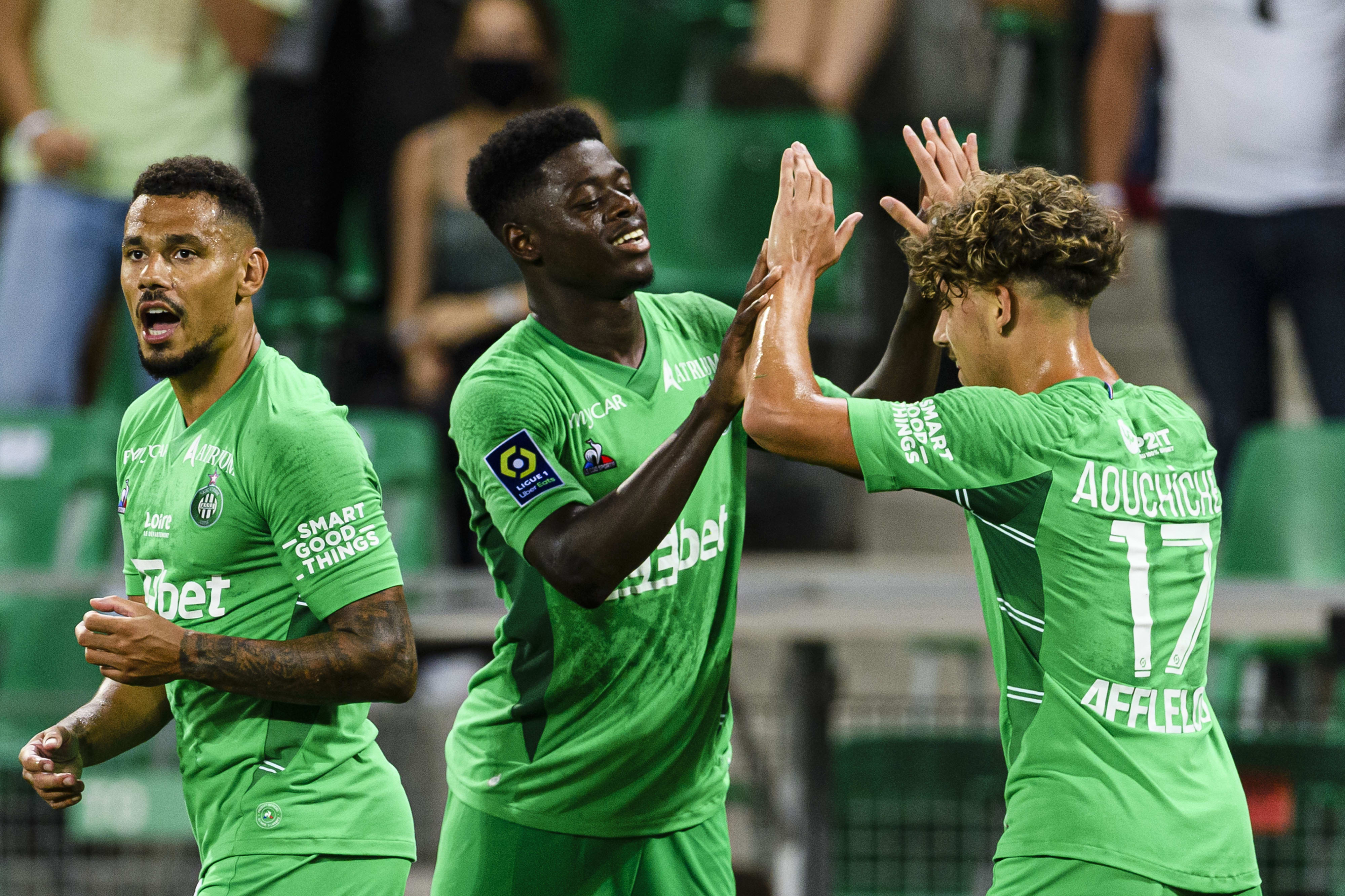 שחקני סנט אטיין חוגגים עם סיידו סו (במרכז)