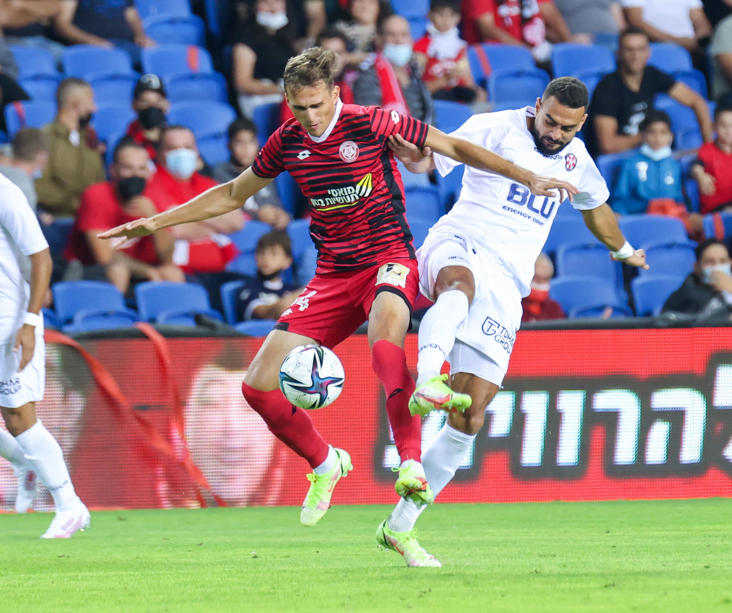 איבאילו מרקוב שחקן הפועל חדרה לפני והיב חביבאללה שחקן הפועל נוף הגליל