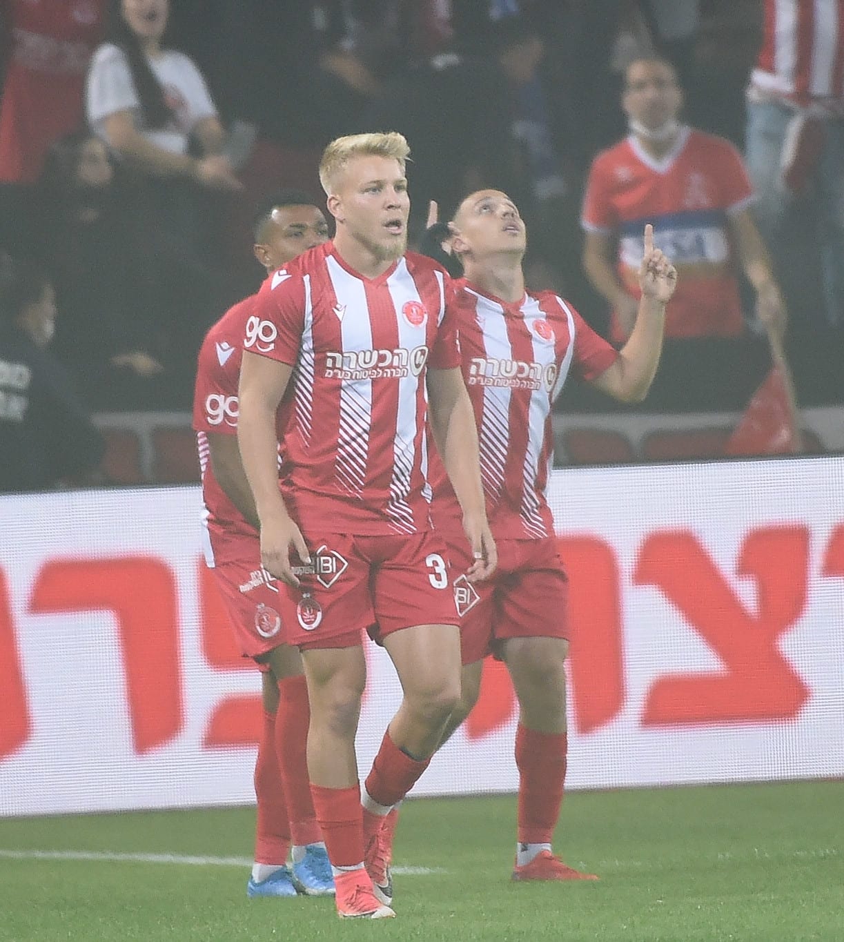 אושר דוידה שחקן הפועל תל אביב עם יואב הופמייסטר