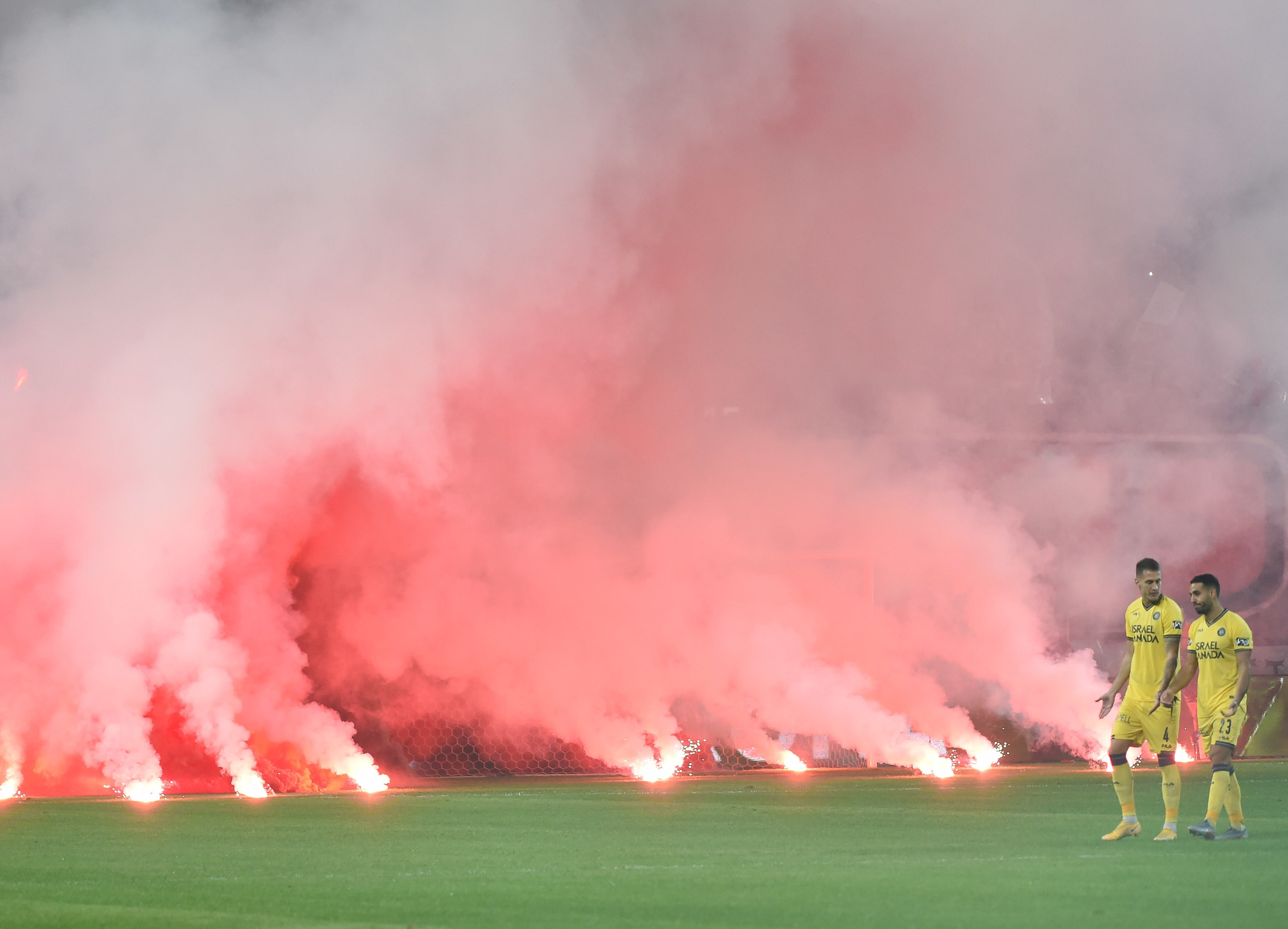 אוהדי הפועל תל אביב עם אבוקות בדרבי מול מכבי תל אביב