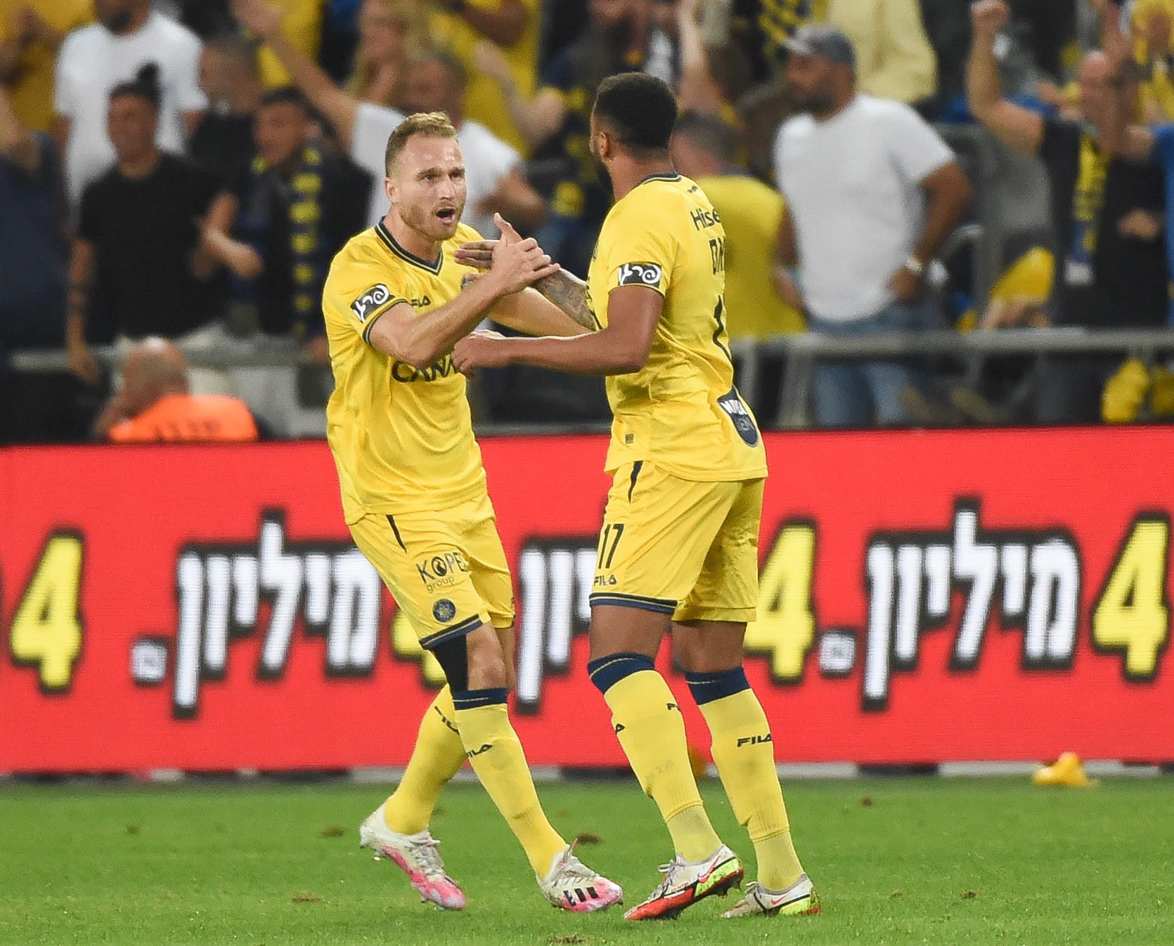 ברנדלי קובאס מכבי תל אביב חוגג בדרבי עם דן גלזר