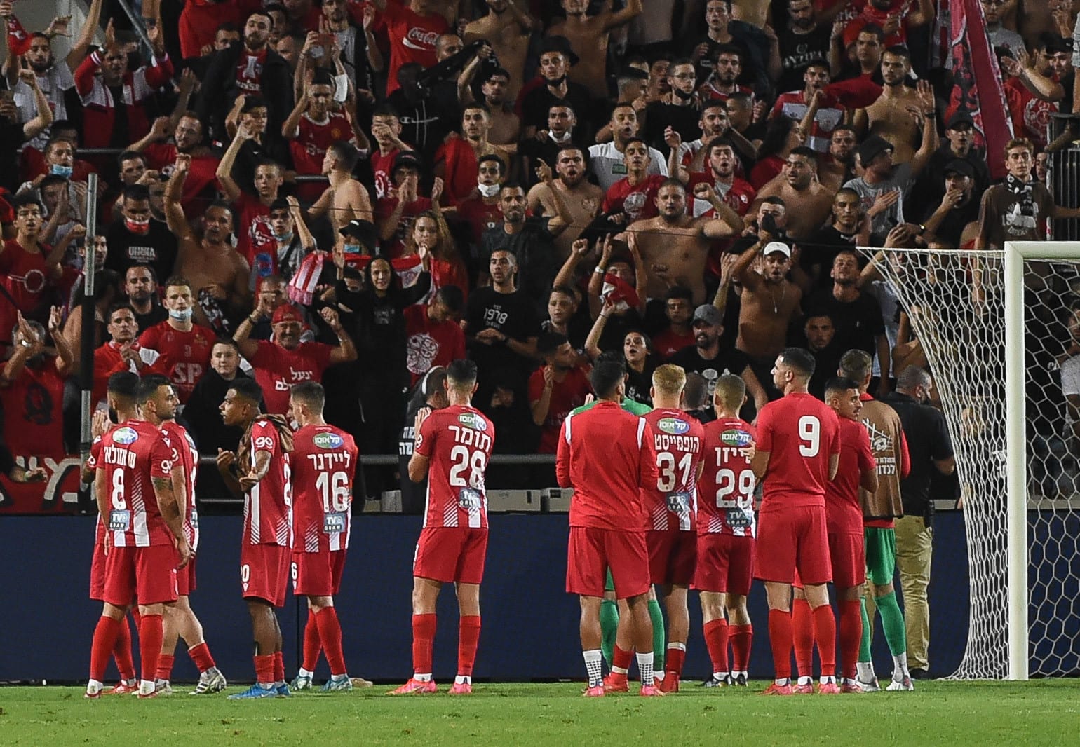 שחקני הפועל תל אביב מודים לקהל