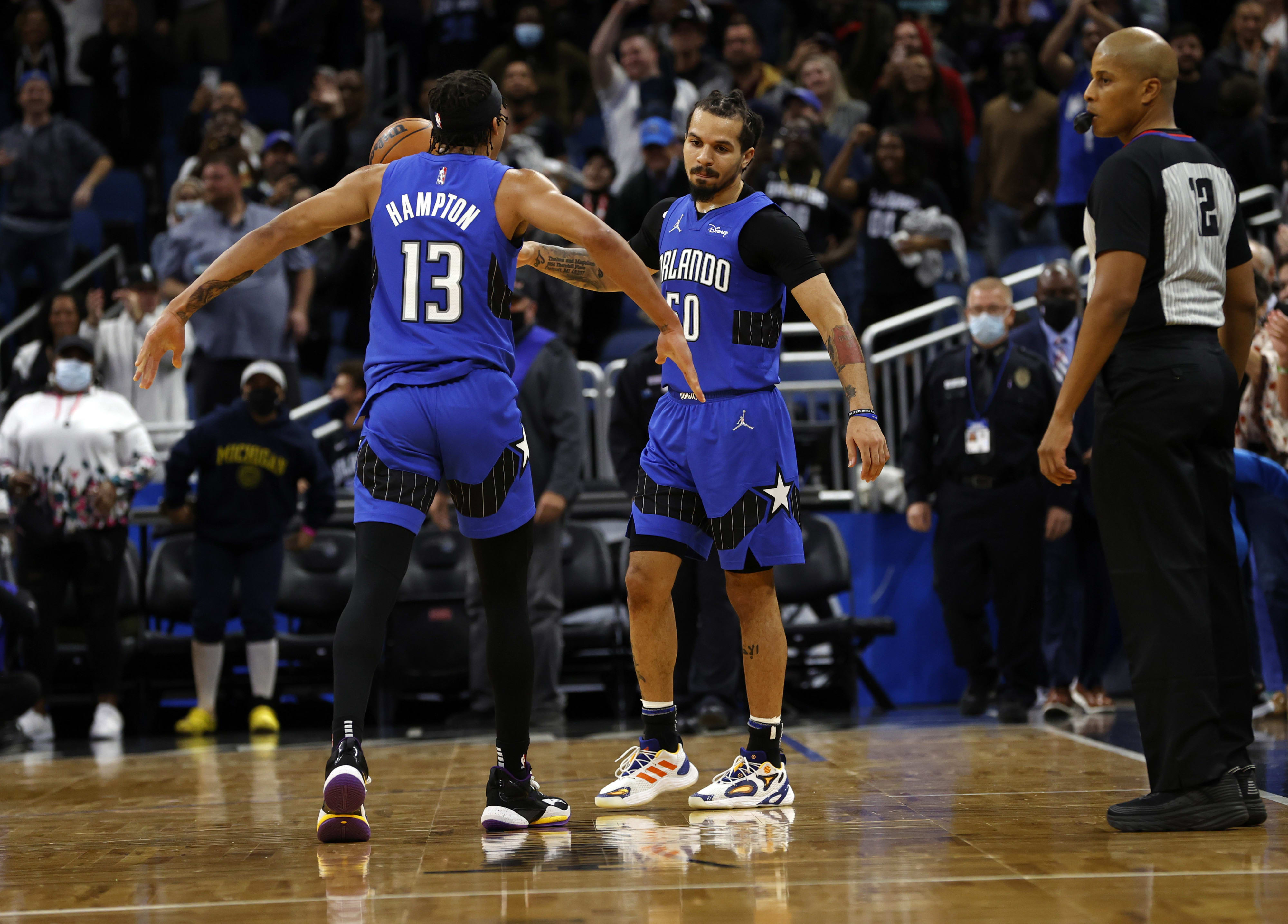 שחקני אורלנדו מג'יק קול אנתוני, אר ג'יי המפטון חוגגים