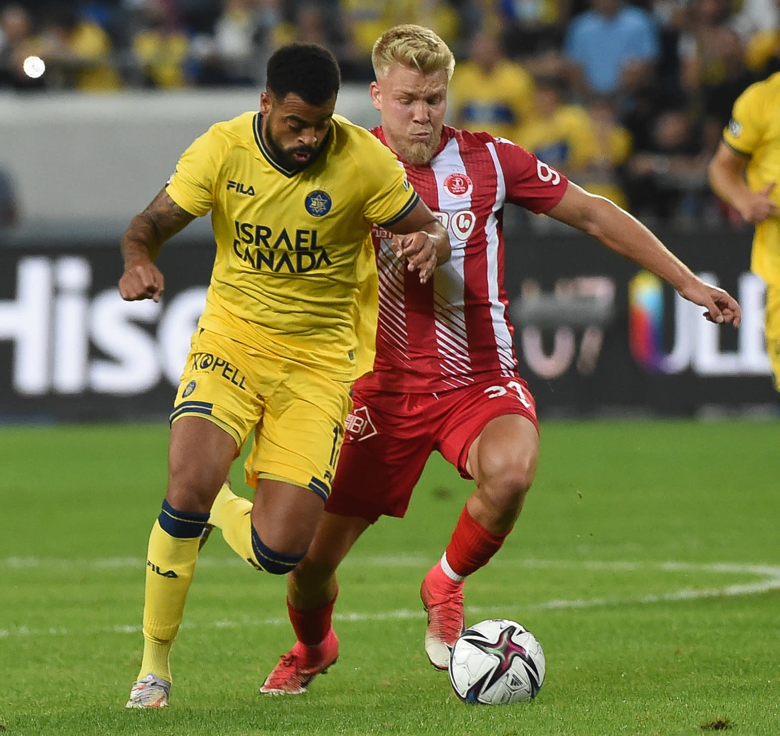 ברנדלי קובאס שחקן מכבי תל אביב מול יואב הופמייסטר שחקן הפועל תל אביב