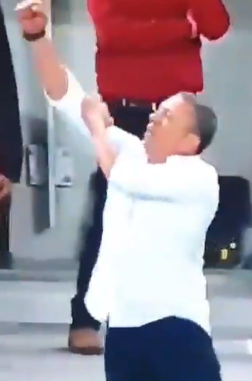 ניר קלינגר מסמן תנועות מגונות לעבר אוהדי מכבי תל אביב