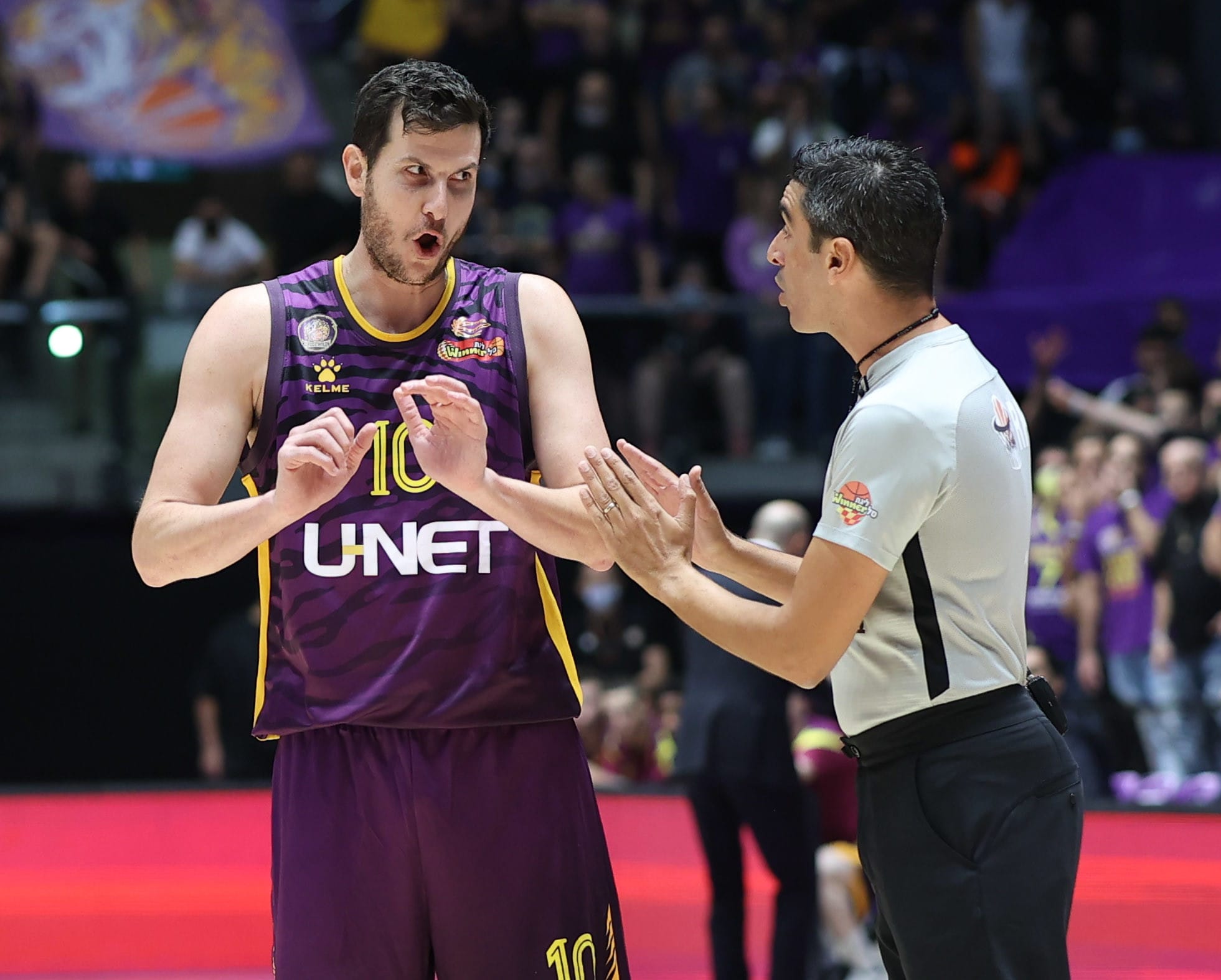 גיא פניני, שחקן הפועל חולון, שופט הכדורסל עמית בלק