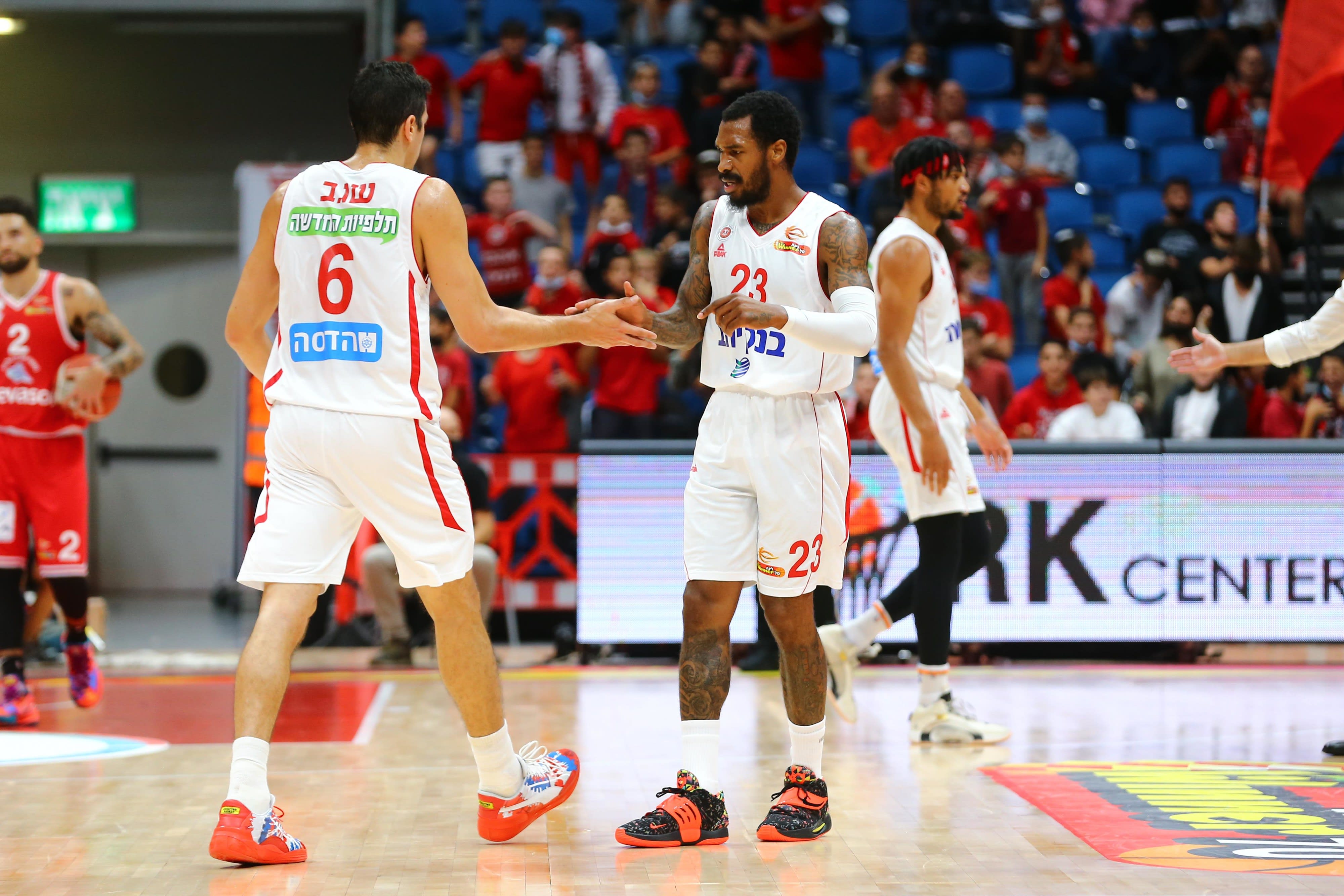 שחקן הפועל ירושלים שון קילפטריק עם איתי שגב