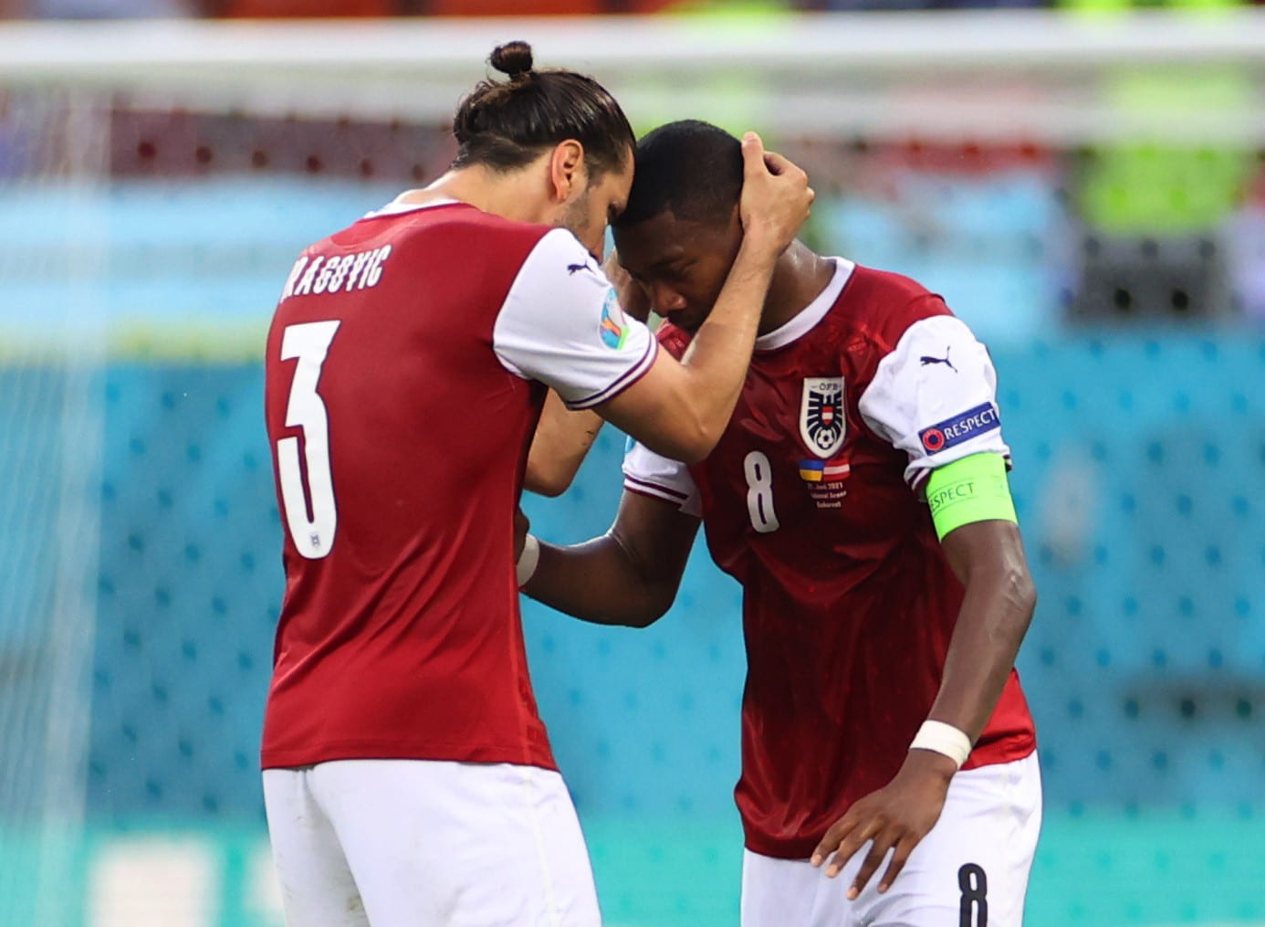 דייויד אלאבה שחקן נבחרת אוסטריה עם אלכסנדר דראגוביץ'