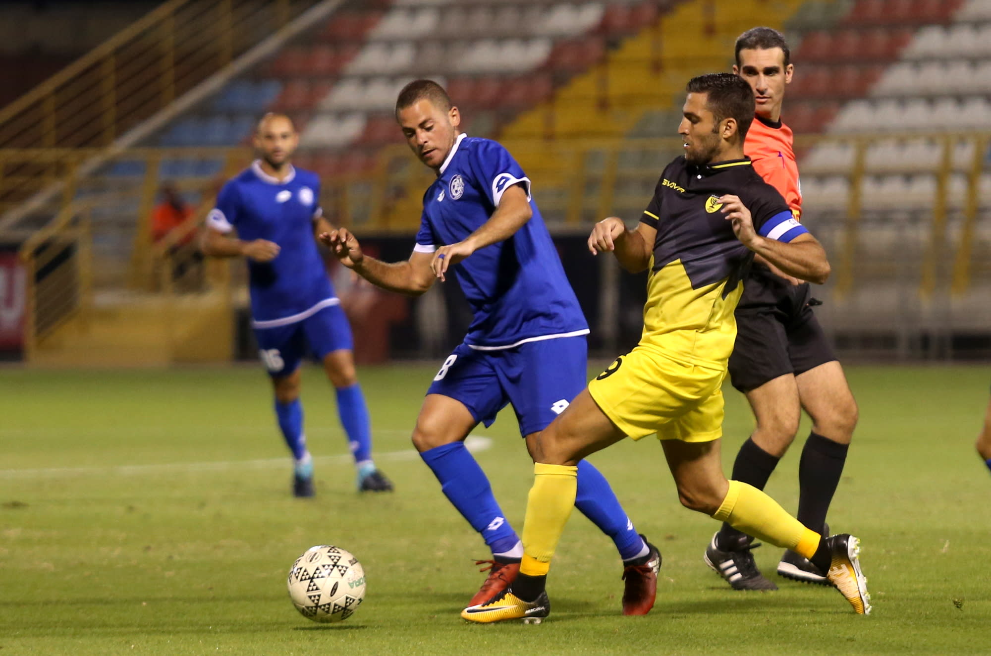 שחקן בית"ר ירושלים, איתי שכטר, מול שחקן הפועל אשקלון, משה לוגסי