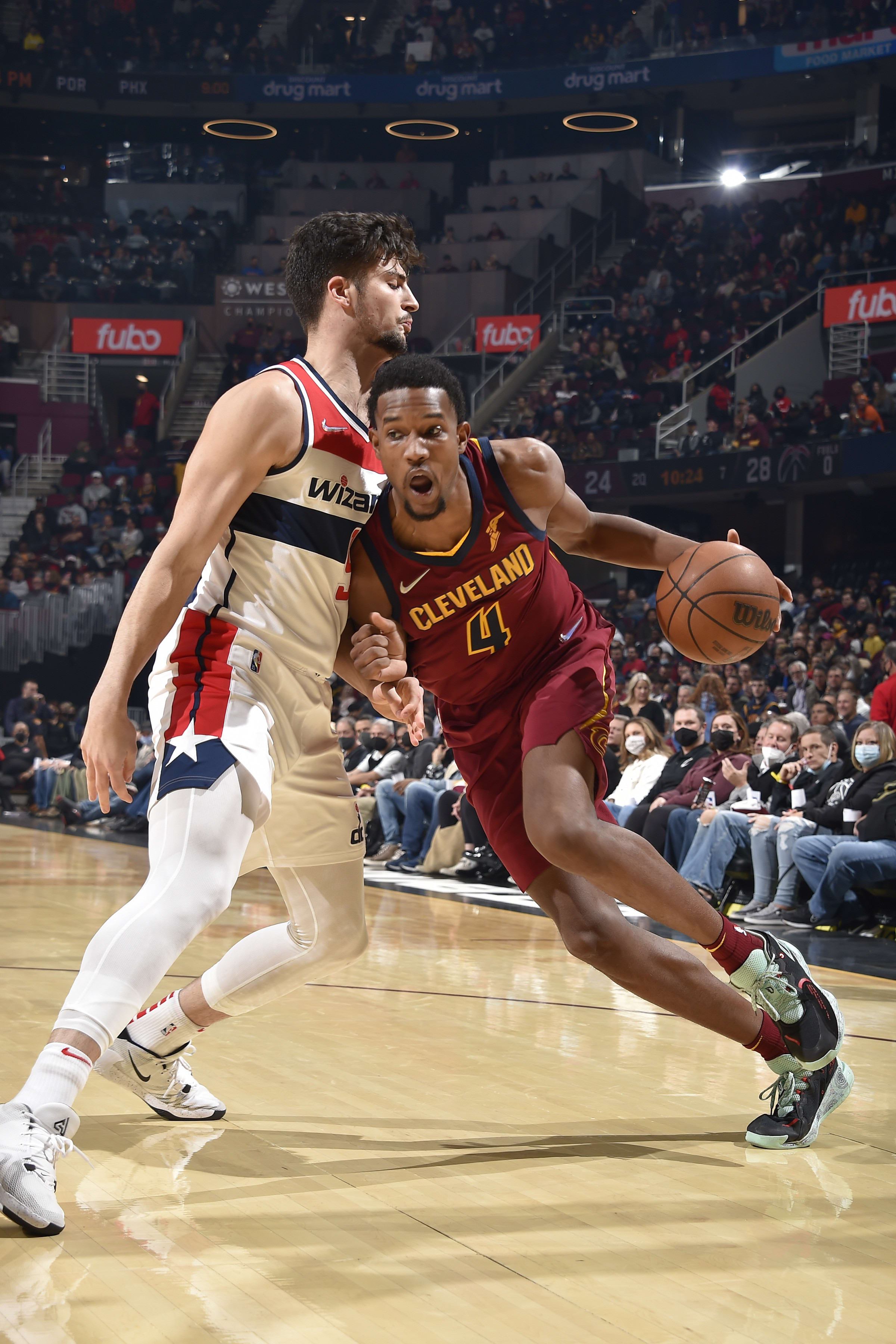 שחקן וושינגטון וויזארדס דני אבדיה מול שחקן קליבלנד קאבלירס אר. ג'יי נמבהארד
