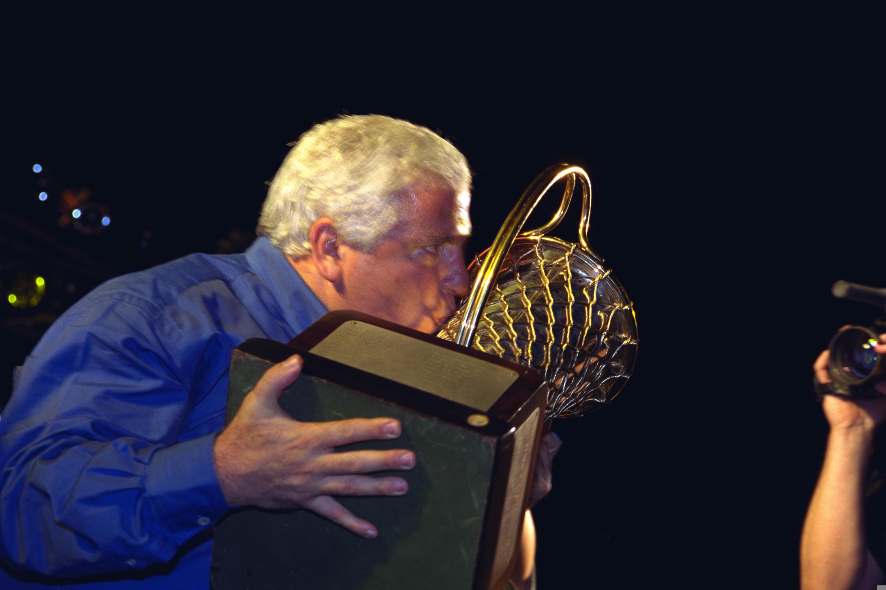 פיני גרשון עם גביע הסופרוליג ב-2001