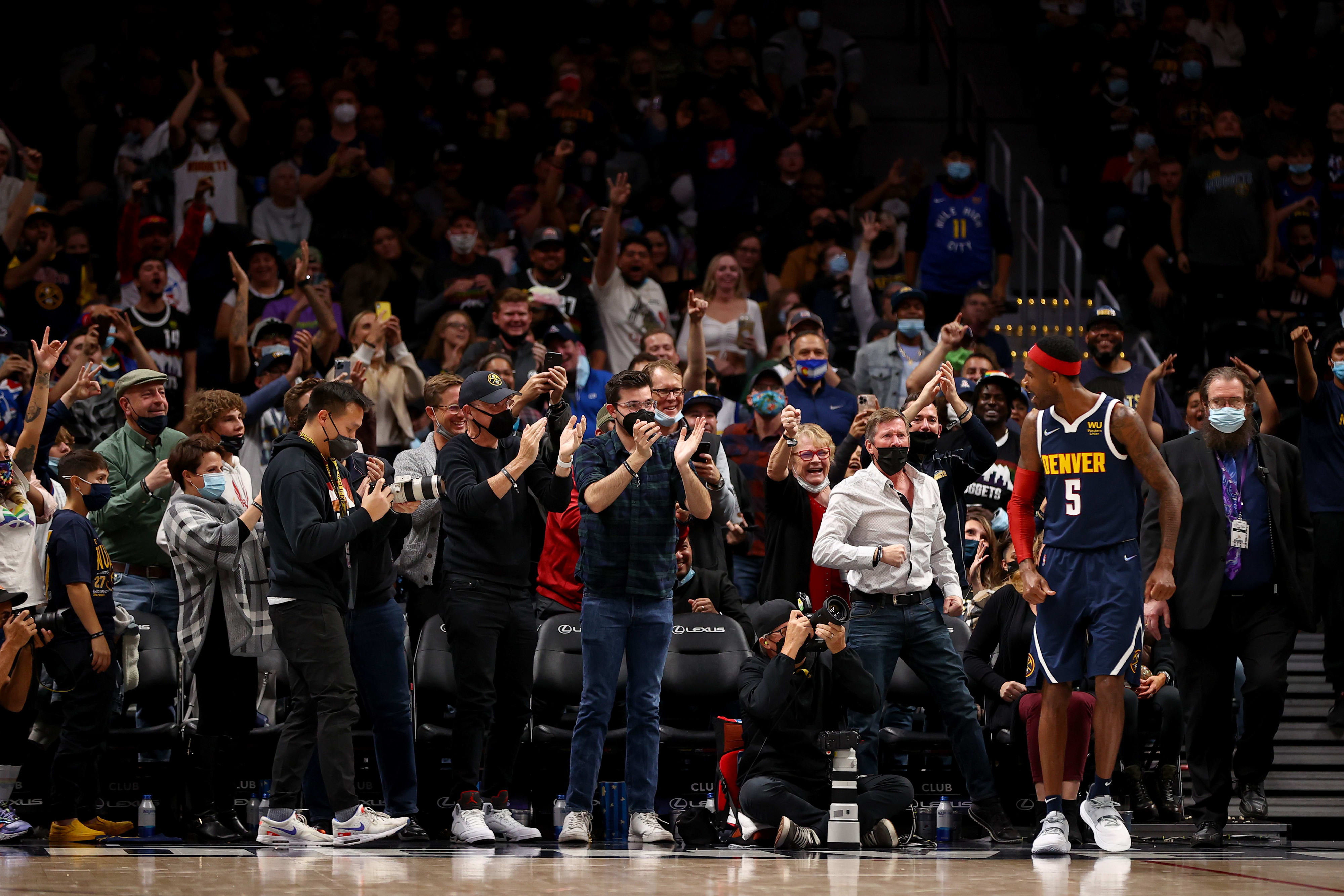 שחקן דנבר נאגטס וויל בארטון