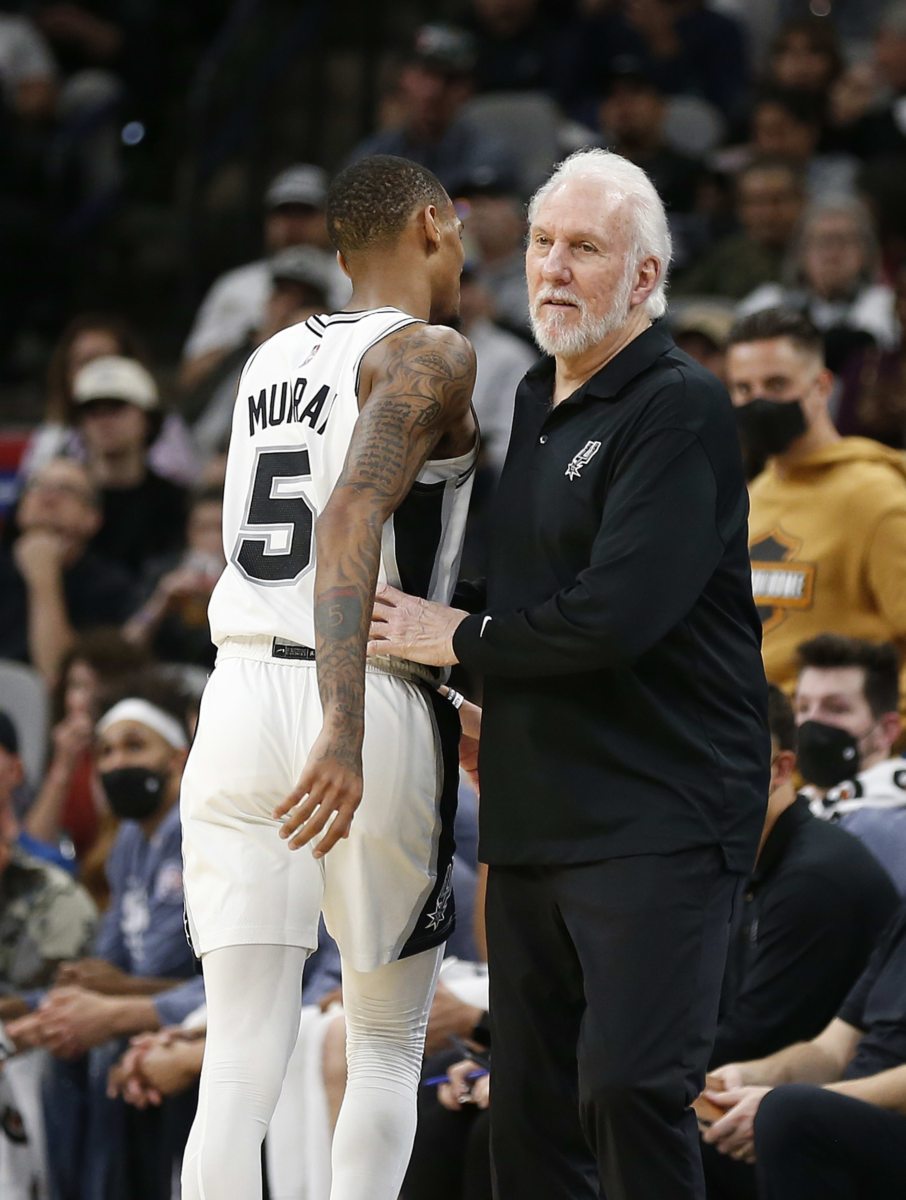 שחקן סן אנטוניו ספרס דז'ונטה מארי עם גרג פופוביץ'