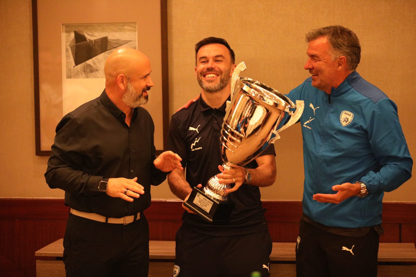 שחקן נבחרת ישראל ביברס נאתכו עם המאמן וילי רוטנשטיינר, יו"ר ההתאחדות אורן חסון