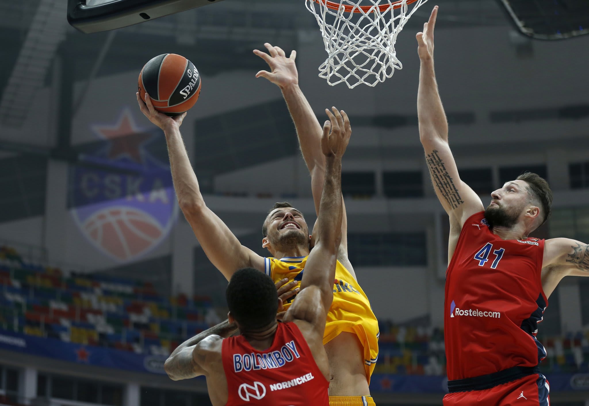 שחקן מכבי תל אביב אנטה ז'יז'יץ' מול שחקן צסק