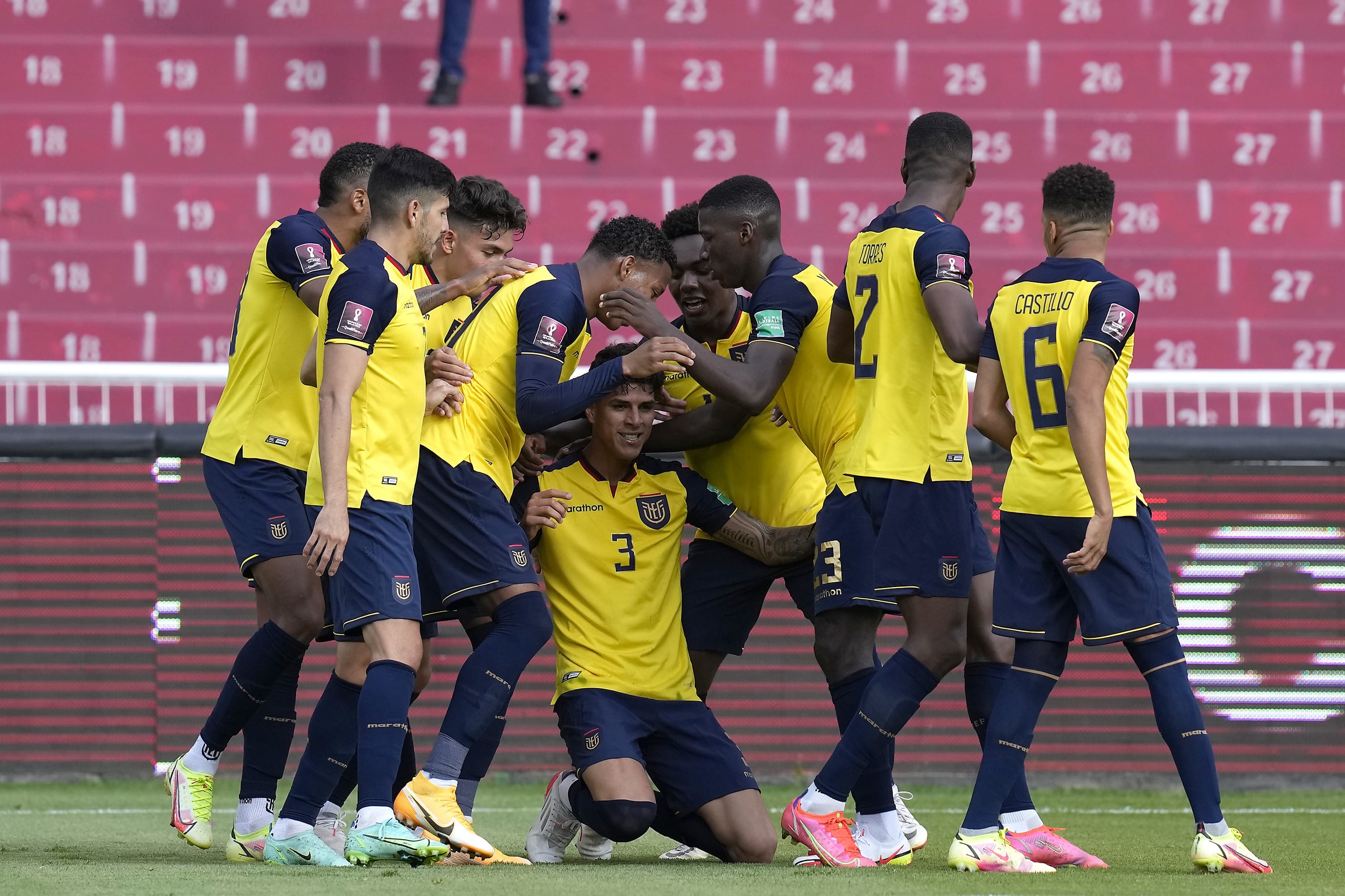 שחקני אקוודור חוגגים עם פיירו הינקאפייה