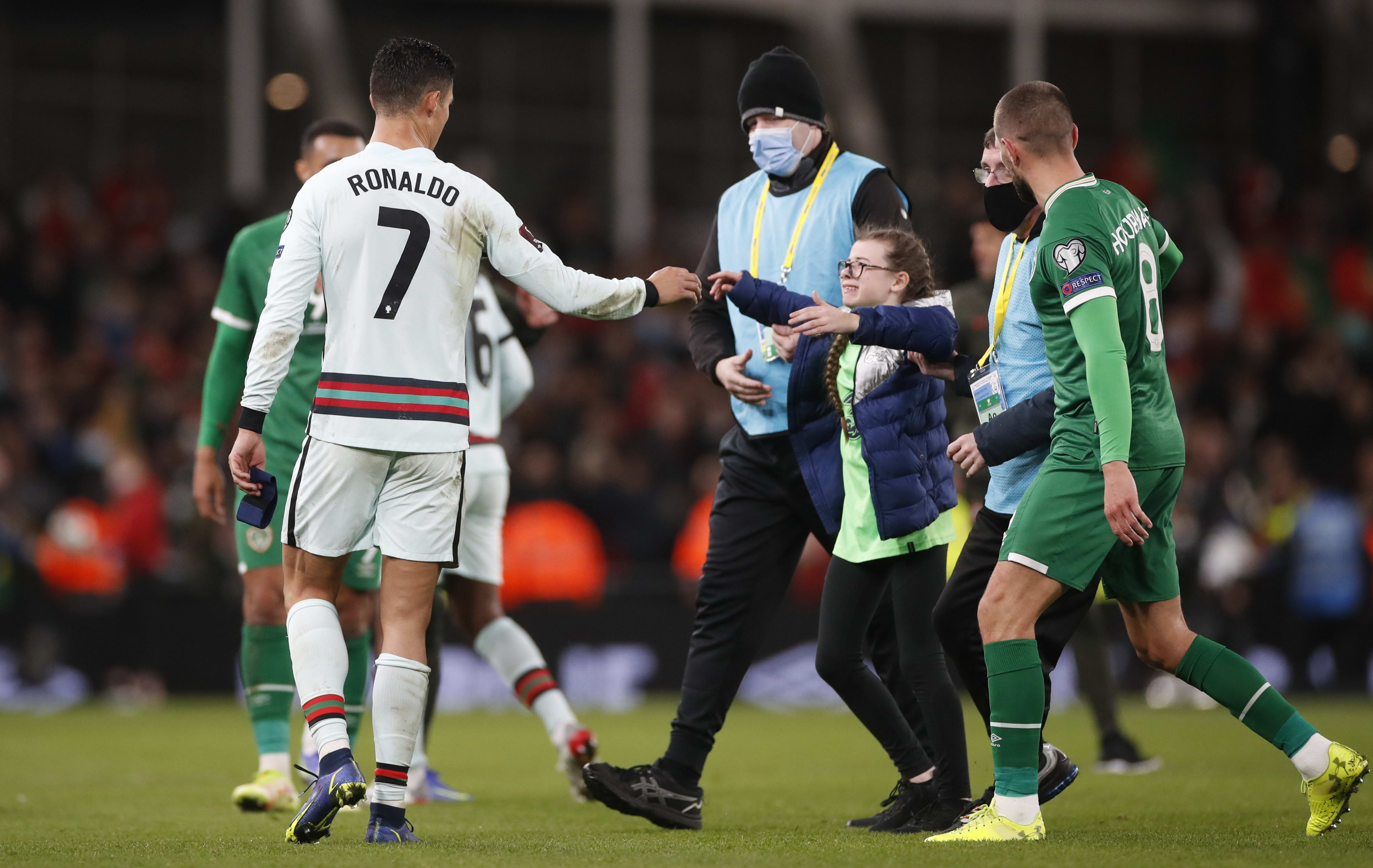 כריסטיאנו רונאלדו נותן את החולצה שלו במדי נבחרת פורטוגל לילדה שפרצה לדשא