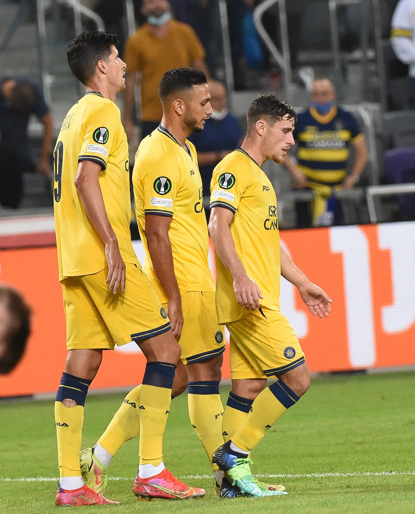 סטיפה פריצה שחקן מכבי תל אביב עם אילון אלמוג, גבי קניקובסקי