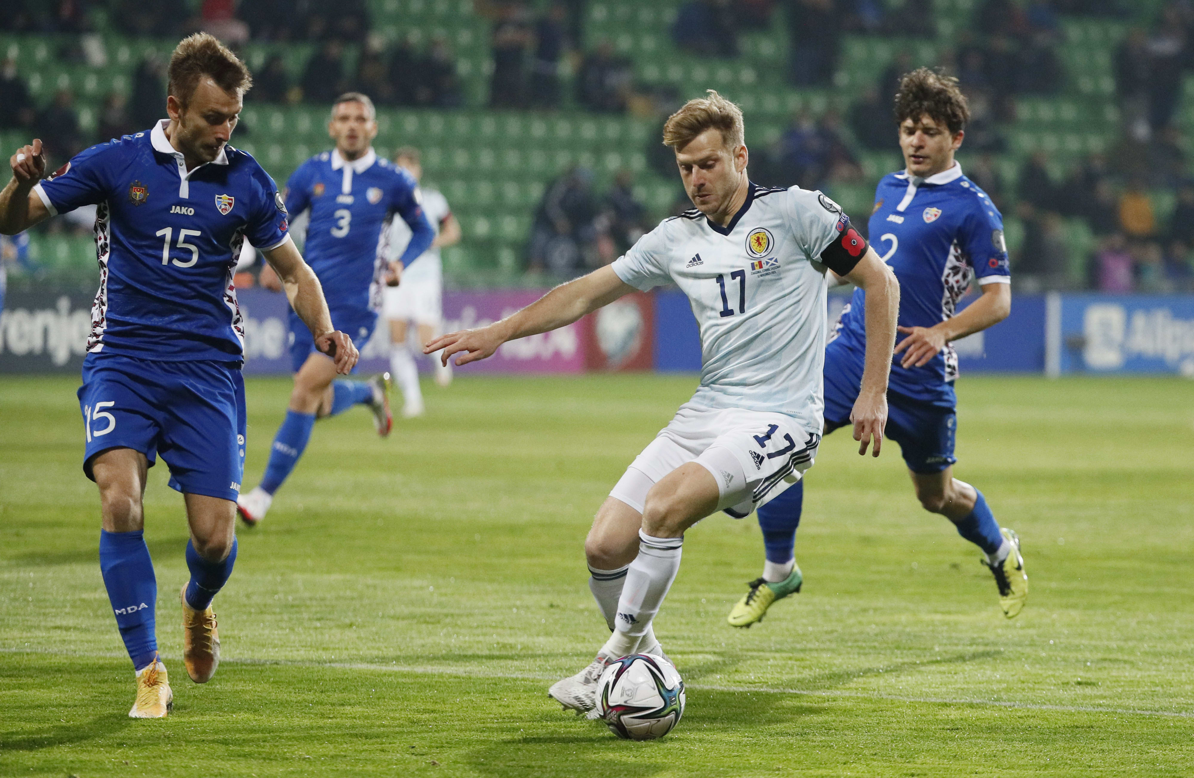 שחקן נבחרת סקוטלנד סטיוארט ארמסטרונג מול שחקן נבחרת מולדובה, יון ז'רדאן