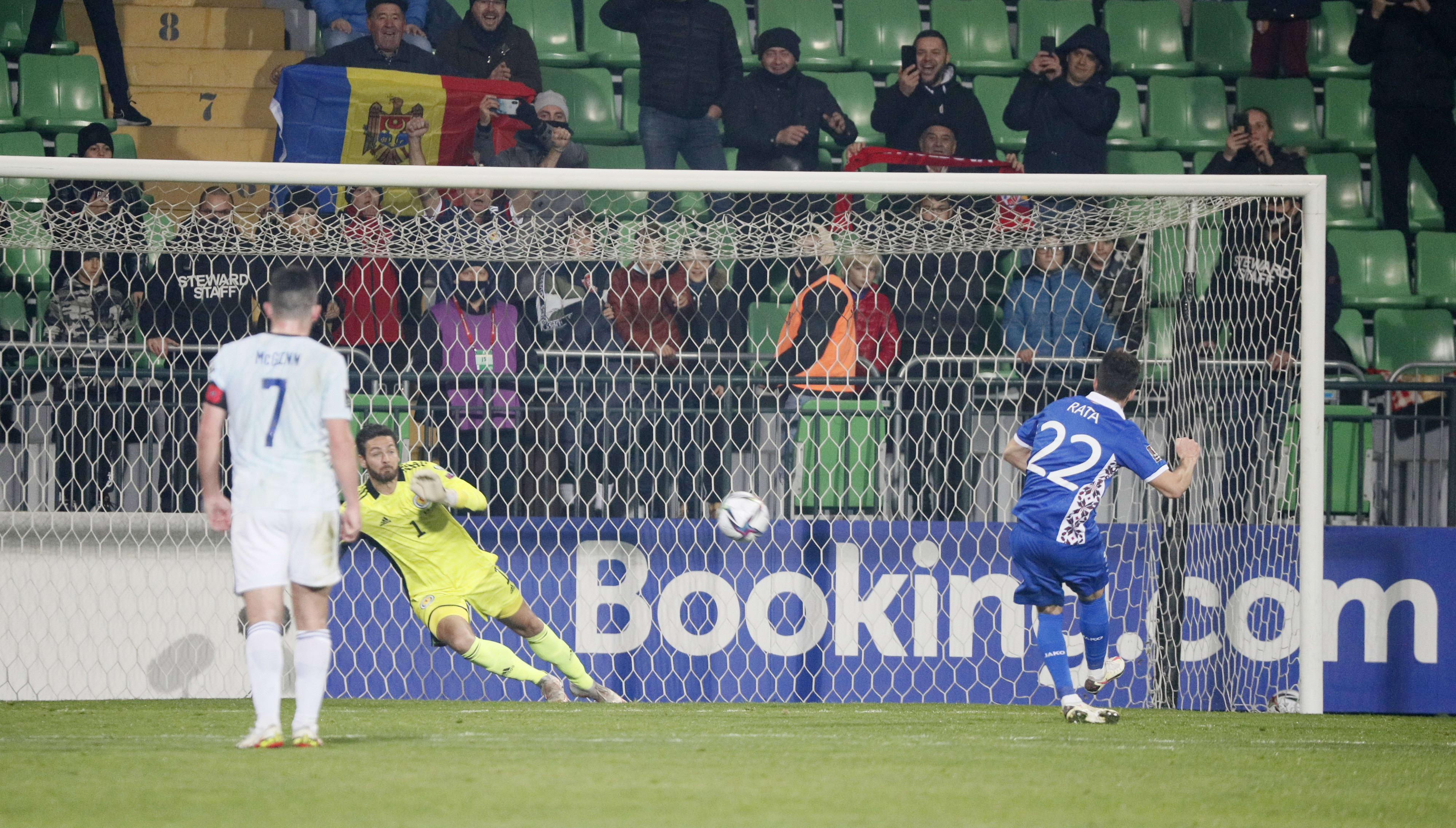 שחקן נבחרת מולדובה ואדים ראצה, מחמיץ פנדל מול קרייג גורדון, שוער נבחרת סקוטלנד