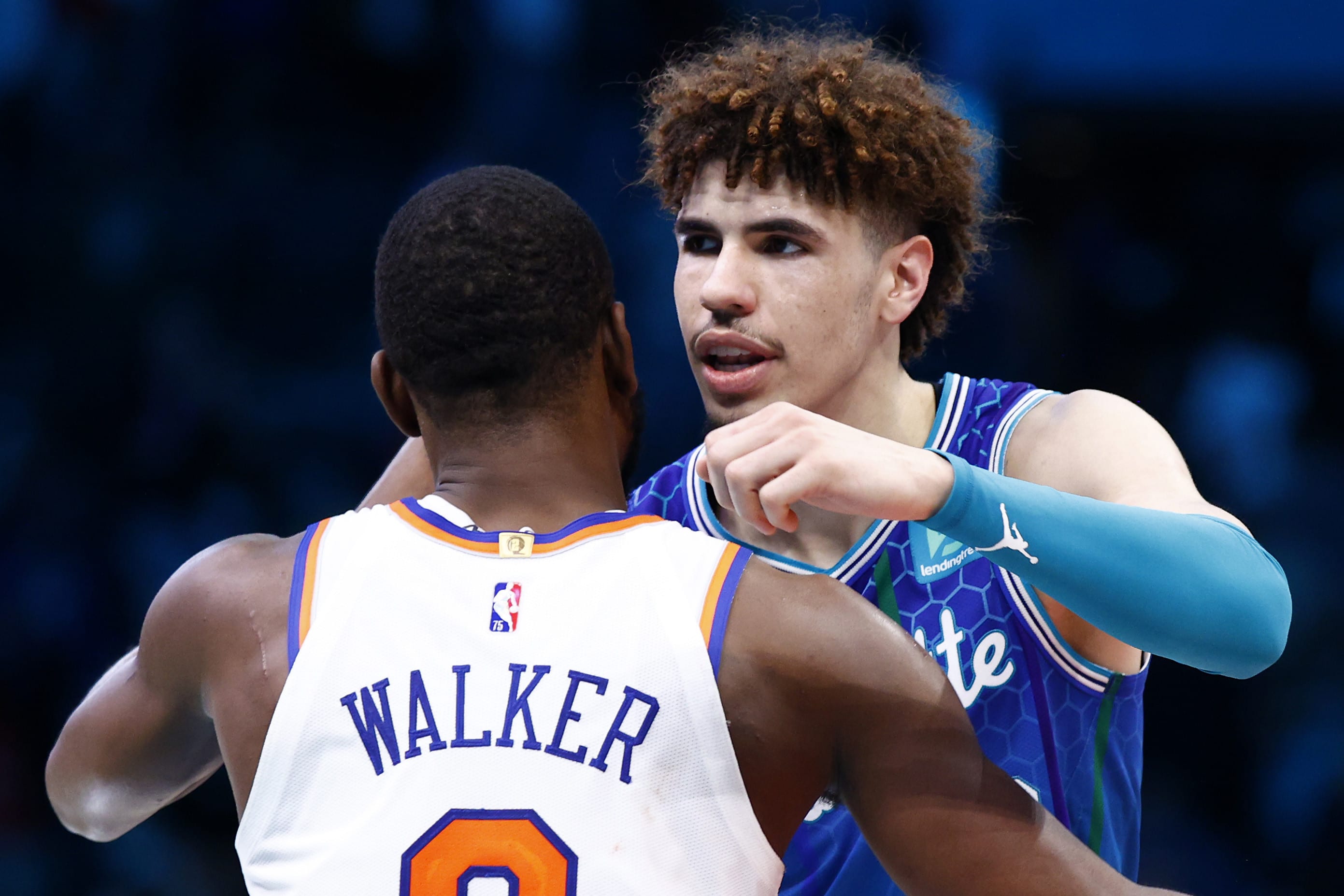 שחקן שארלוט הורנטס לאמלו בול עם שחקן ניו יורק ניקס קמבה ווקר