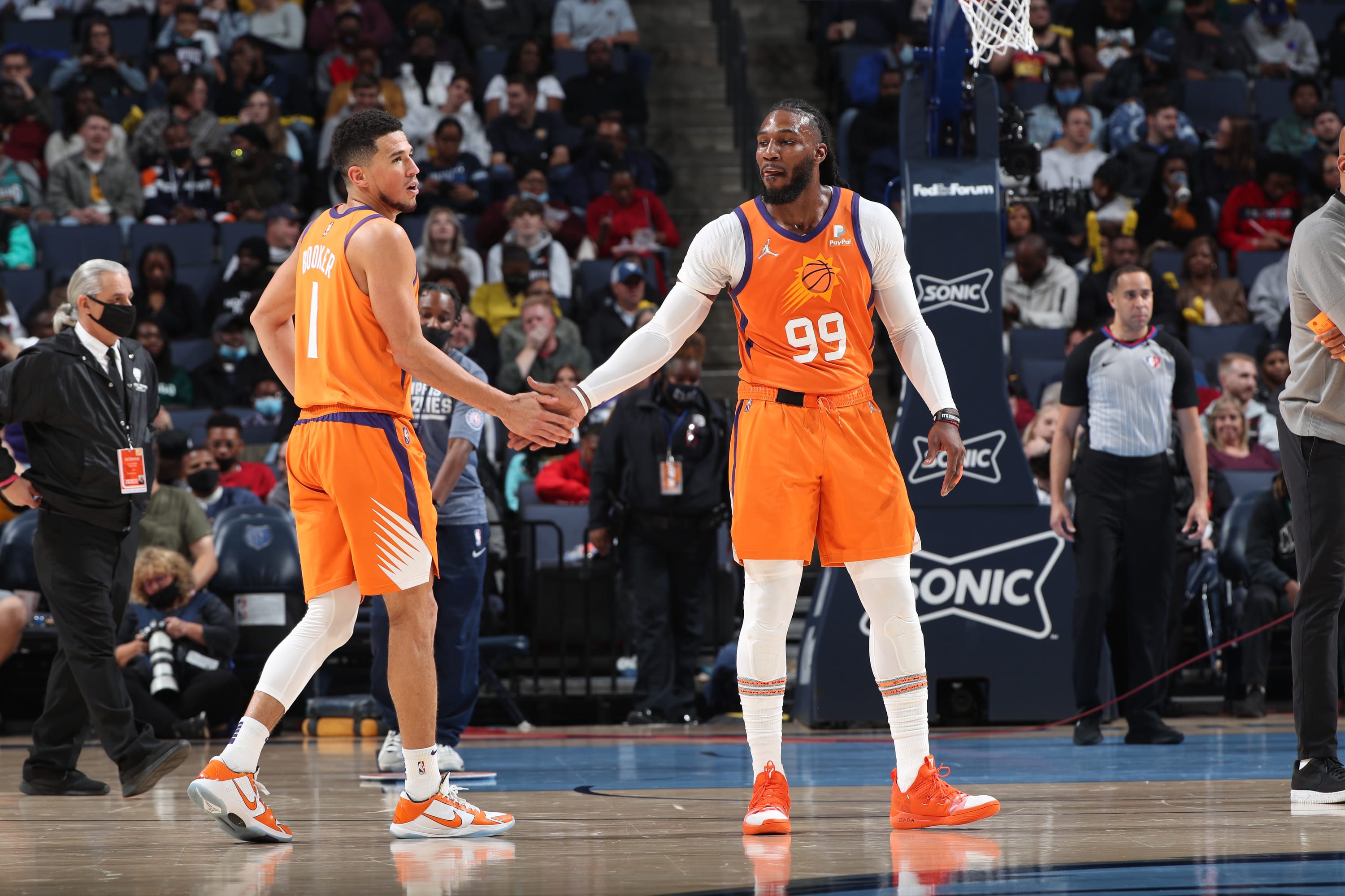 שחקני פיניקס סאנס ג'יי קראודר דווין בוקר