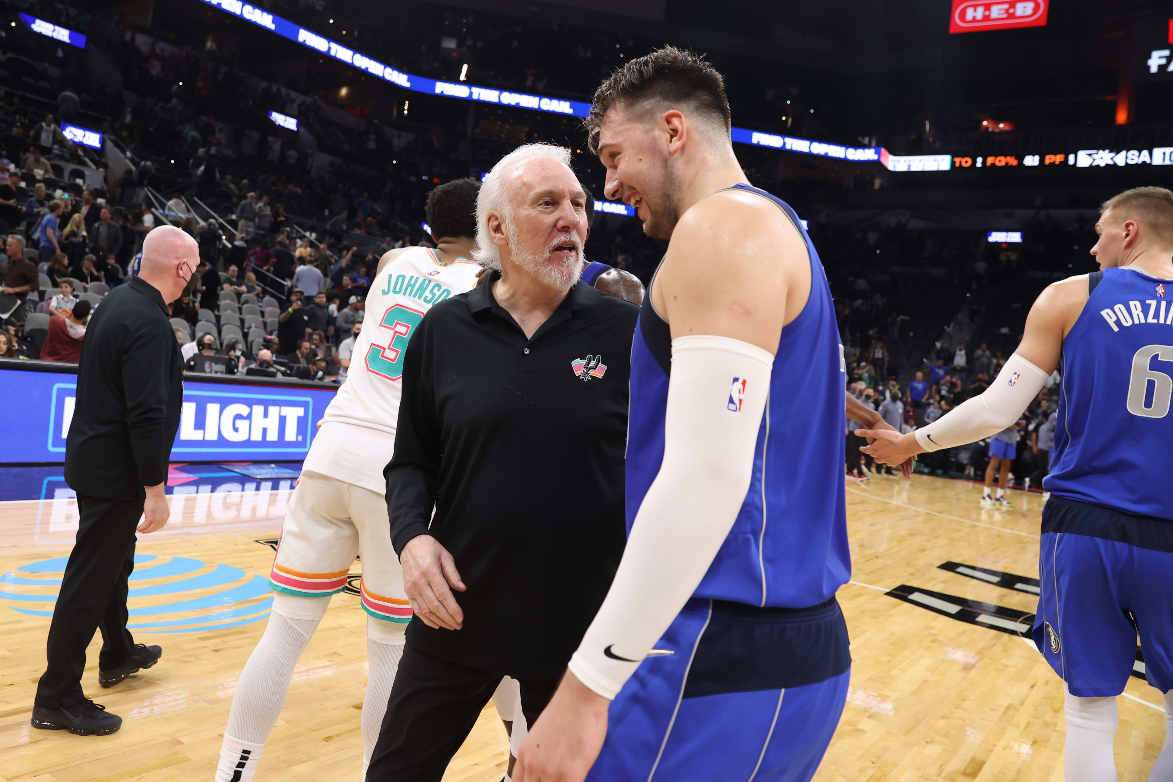 שחקן דאלאס מאבריקס לוקה דונצ'יץ' עם מאמן סן אנטוניו גרג פופוביץ'