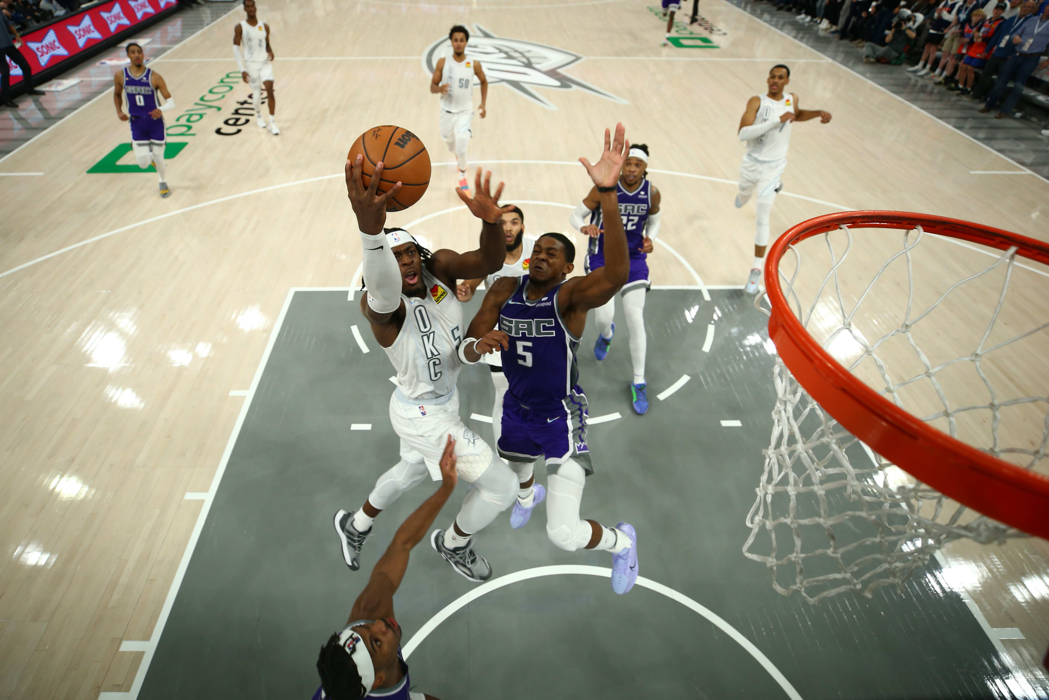 שחקן סקרמנטו קינגס דיארון פוקס מול שחקן אוקלהומה סיטי לו דורט