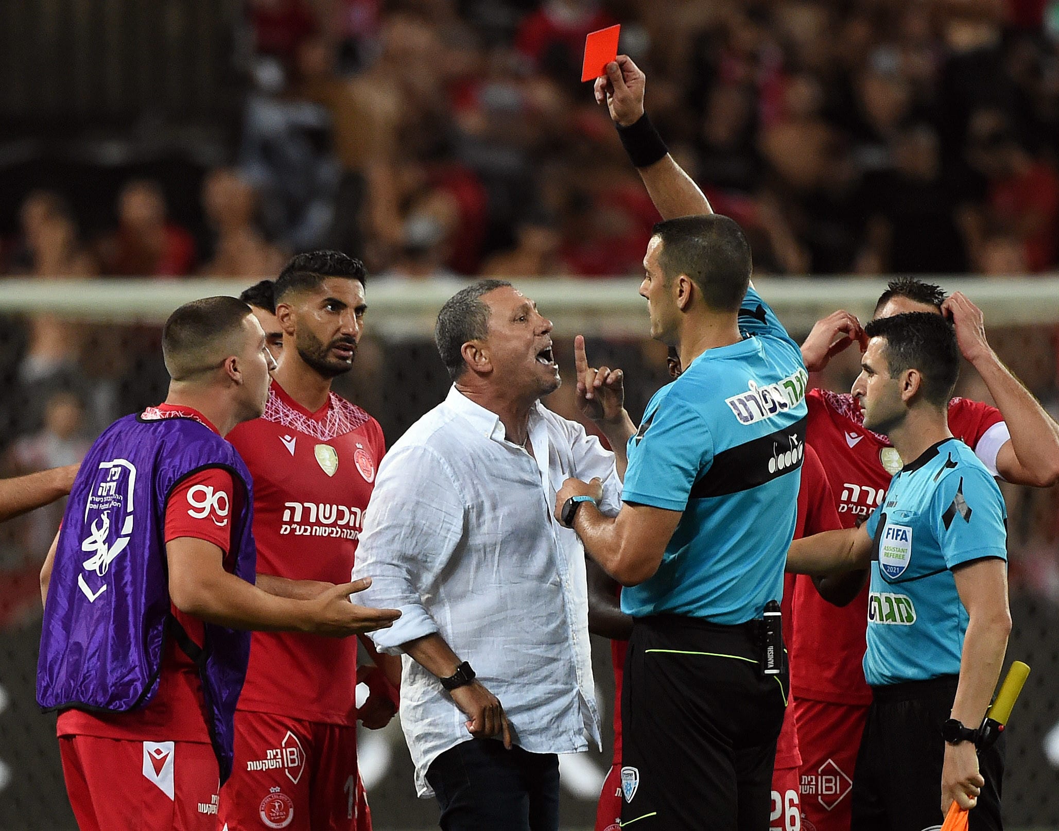 ניר קלינגר מאמן הפועל תל אביב משתולל על השופט מול מכבי תל אביב