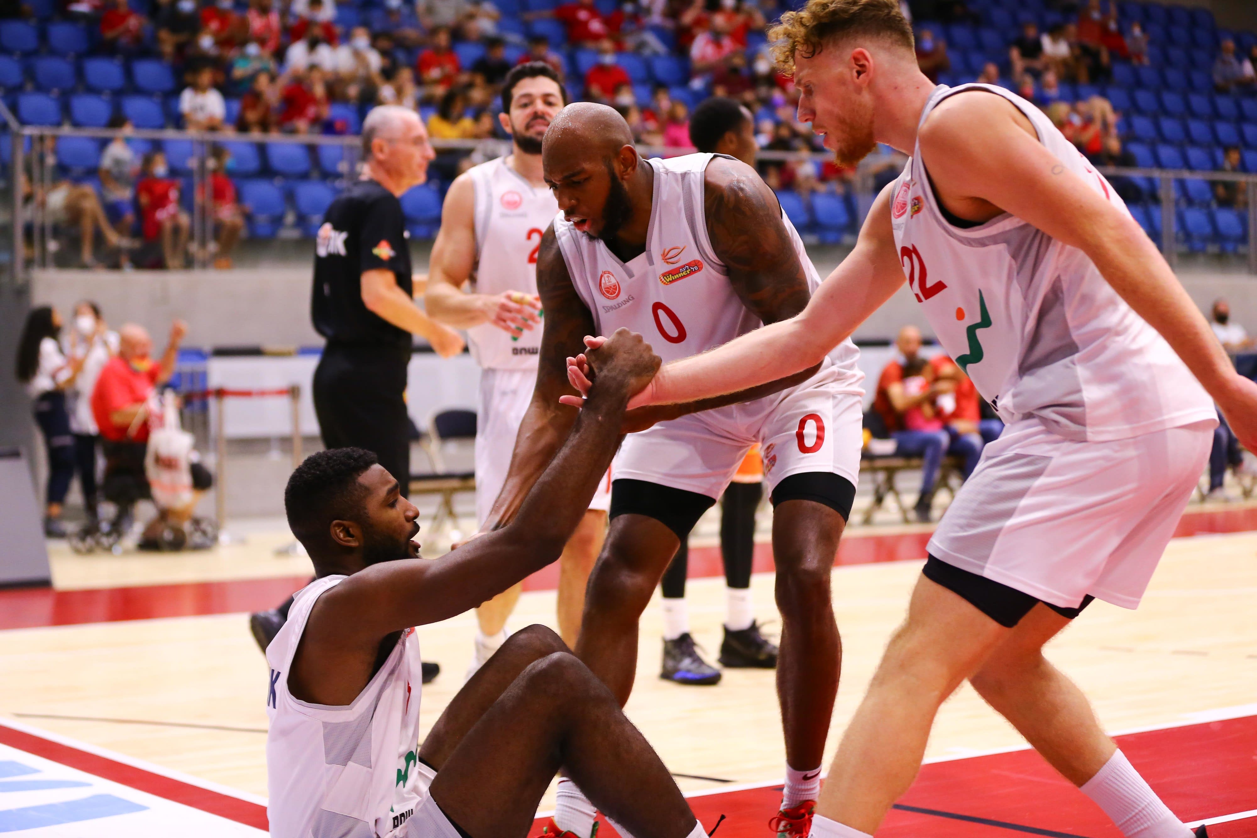 שחקן הפועל באר שבע אמיר בל עם עמית זיס, דרק פארדון