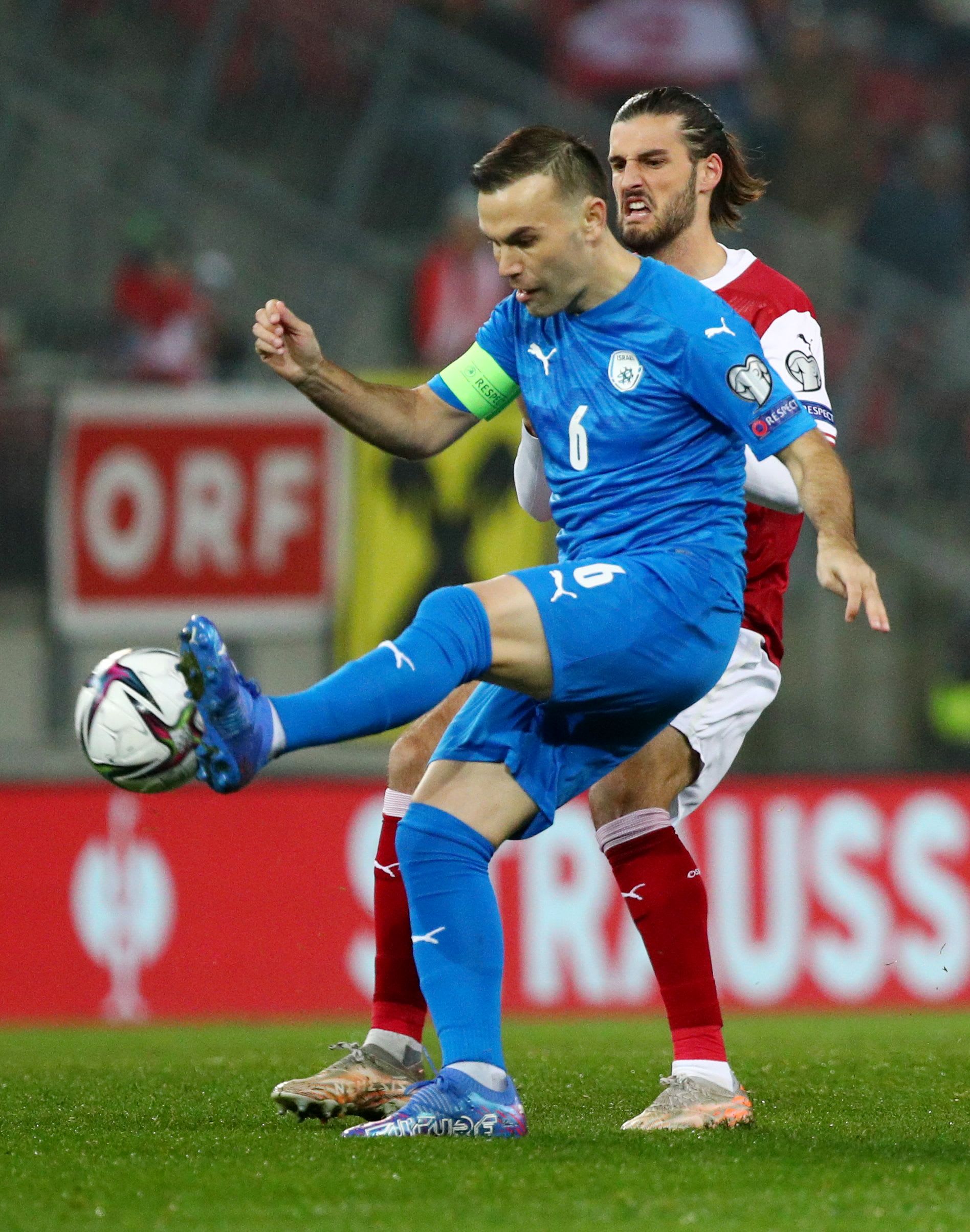 שחקן נבחרת ישראל ביברס נאתכו, מול שחקן נבחרת אוסטריה פלוריאן גריליטש