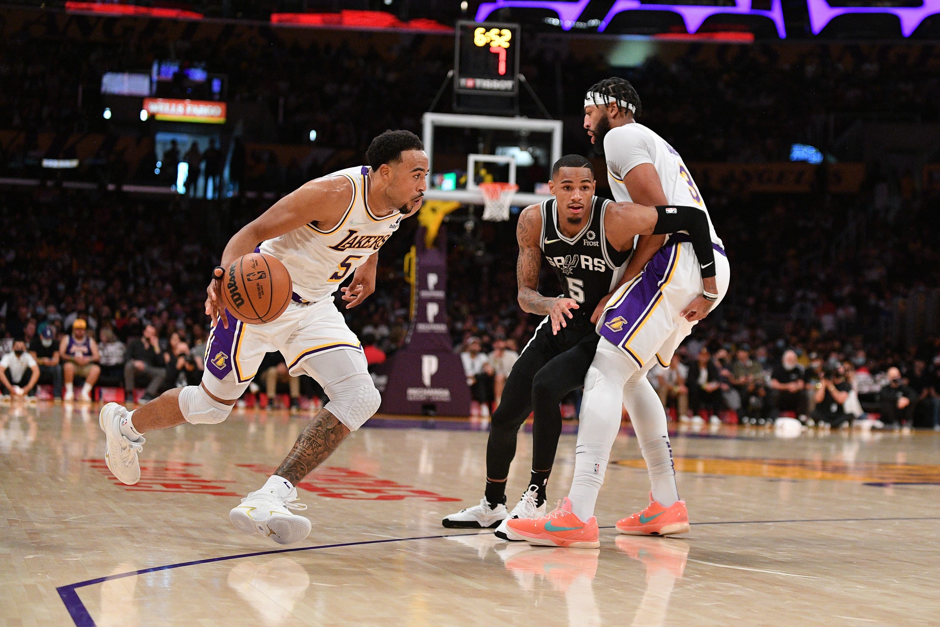 טיילן הורטון טאקר, אנתוני דייויס, לוס אנג'לס לייקרס מול סן אנטוניו