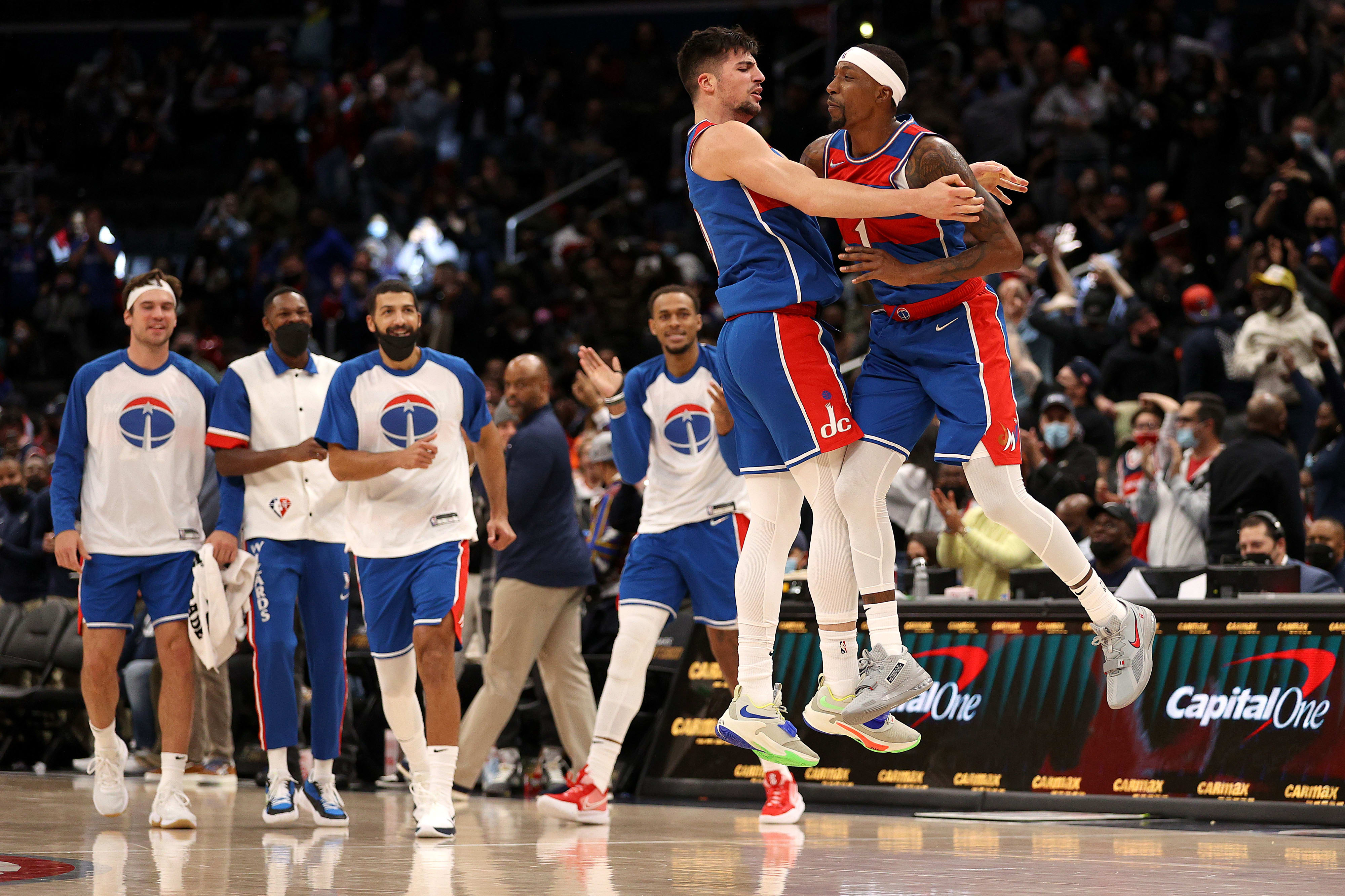 דני אבדיה שחקן וושינגטון וויזארדס חוגג עם קנטביוס קולדוול פופ