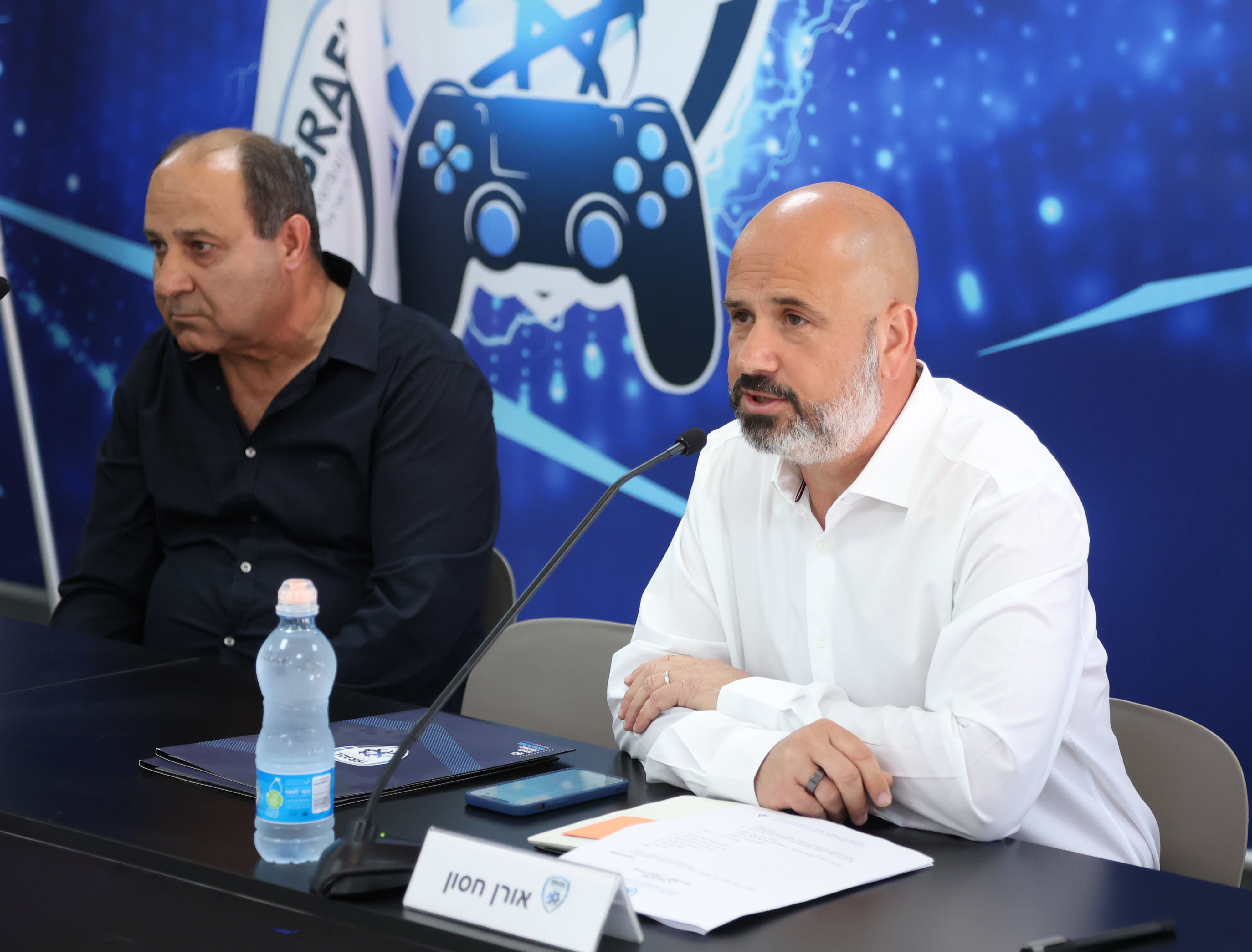 אורן חסון יושב ראש ההתאחדות לכדורגל עם מוחמד אבו יונס