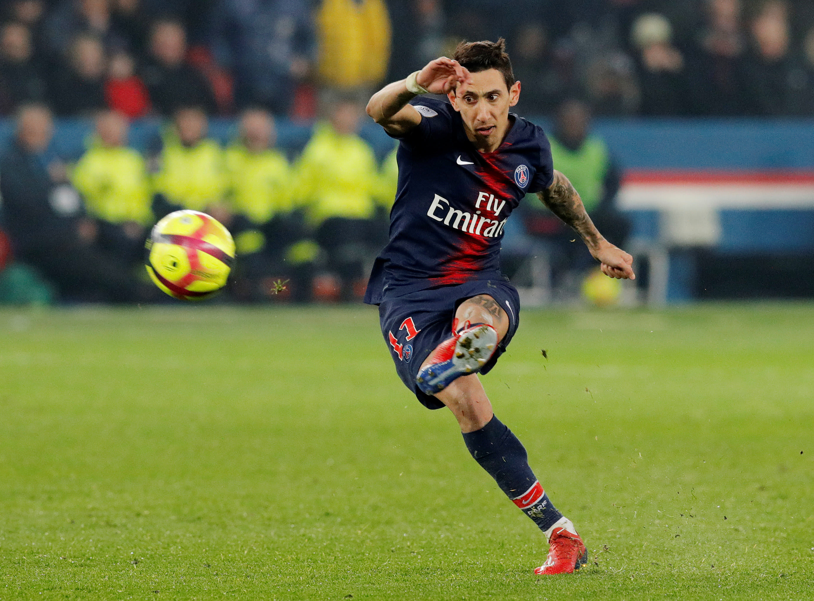 אנחל די מריה שחקן פריס סן ז'רמן כובש בכדור חופשי